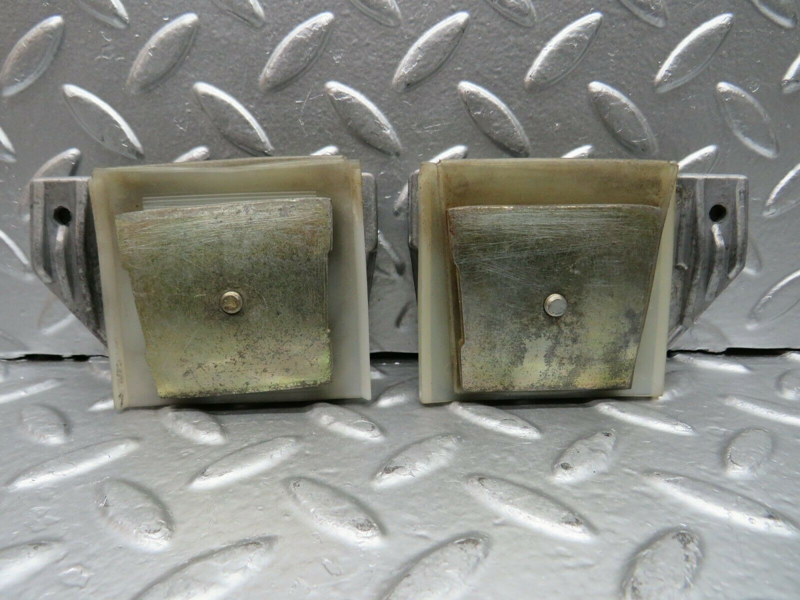 22640 Mercedes-Benz C124 E220 Coupe Door Window Guide Pad Pair 1247250132