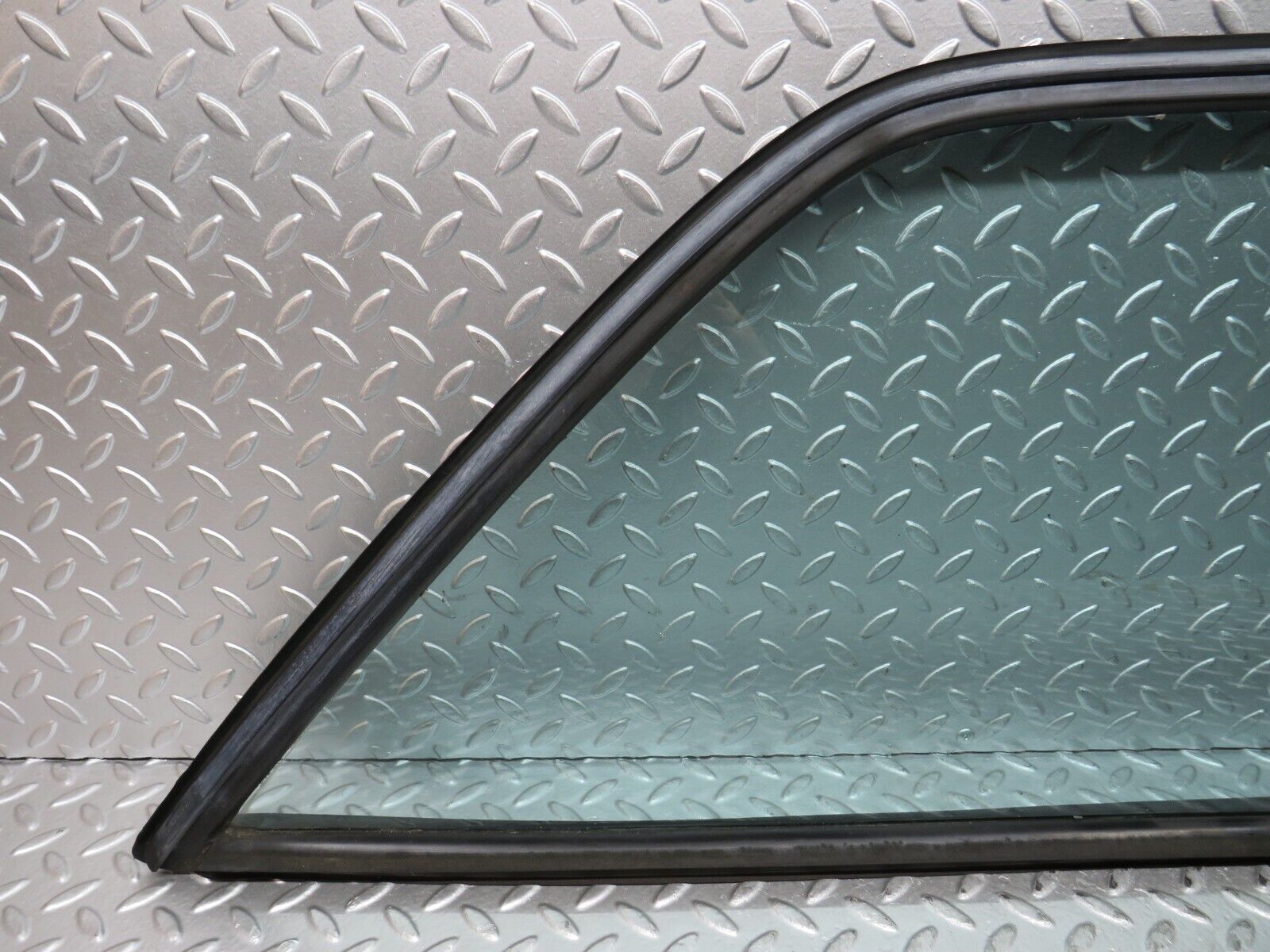 28395 Mercedes-Benz S123 240D Wagon Rear Right Window Glass 1238701039