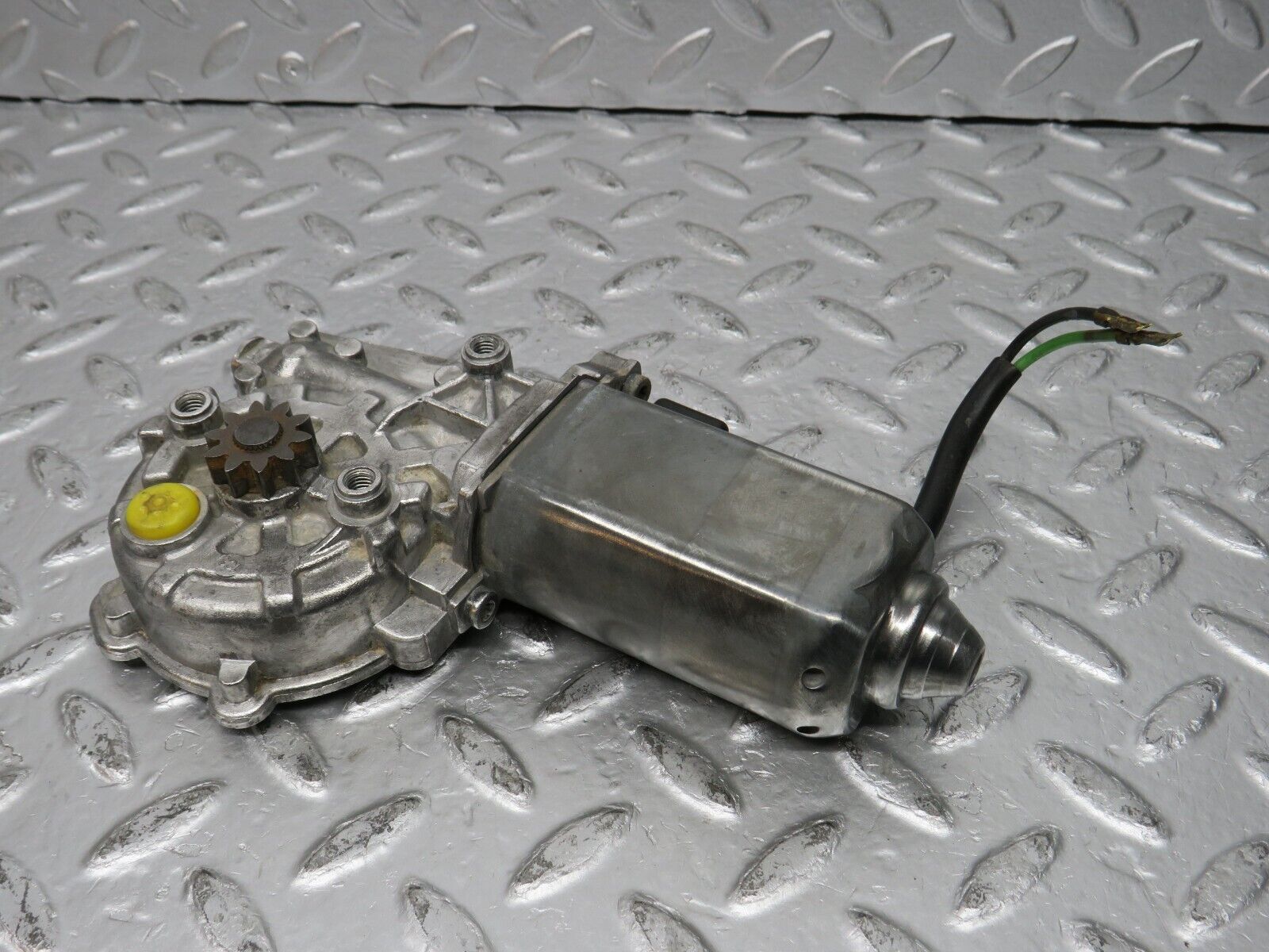 31196 Mercedes-Benz S124 220TE Window Regulator Motor Right Bosch 0130821285