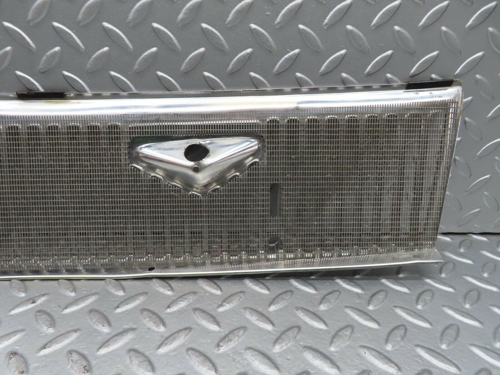 14208 Mercedes-Benz W116 350SE Air Intake Chrome Grill