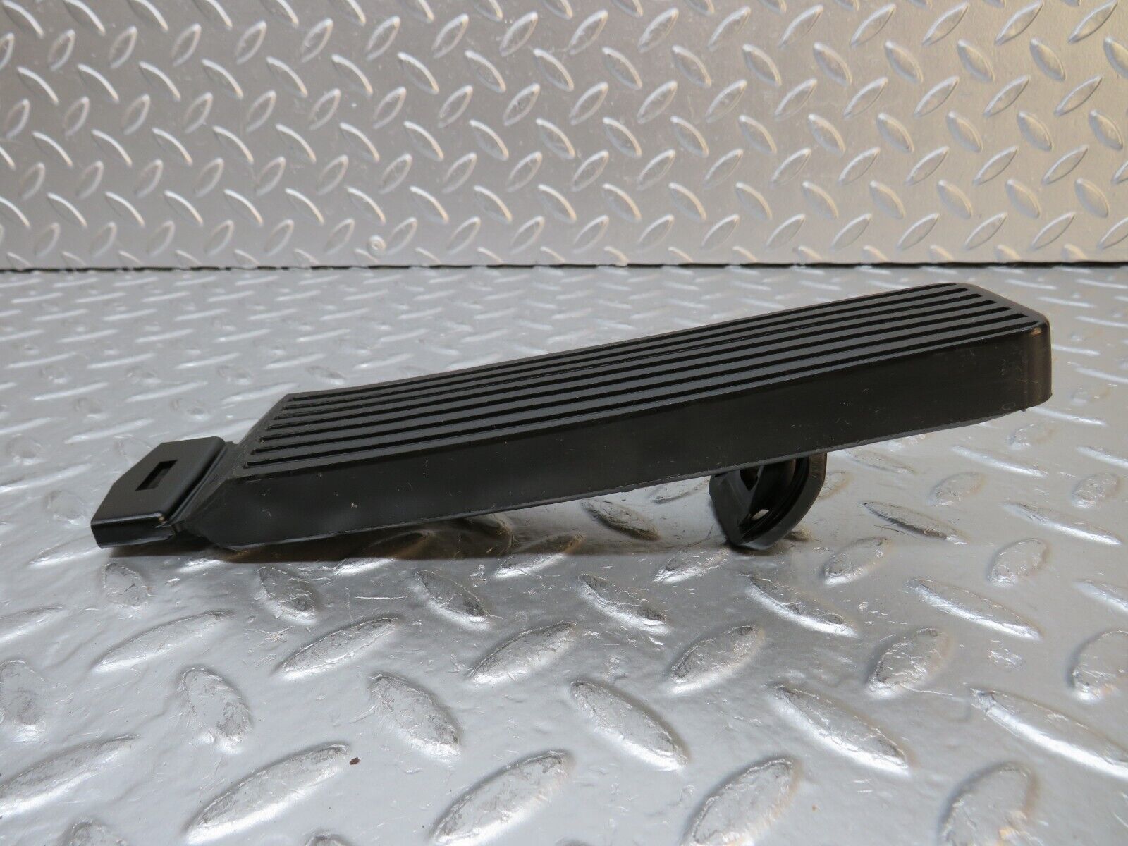 30638 Mercedes-Benz W201 190E 2.0L Accelerator Pedal & Rubber 1263000504