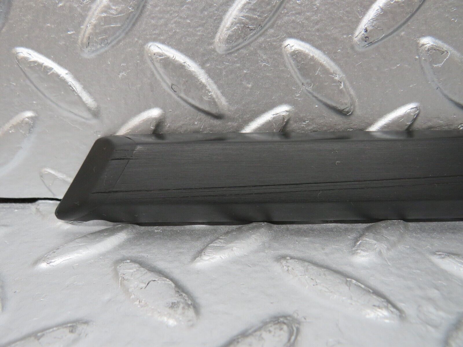 30780 Mercedes-Benz W201 190E 2.0L Front Right Fender Wing Centre Moulding Trim