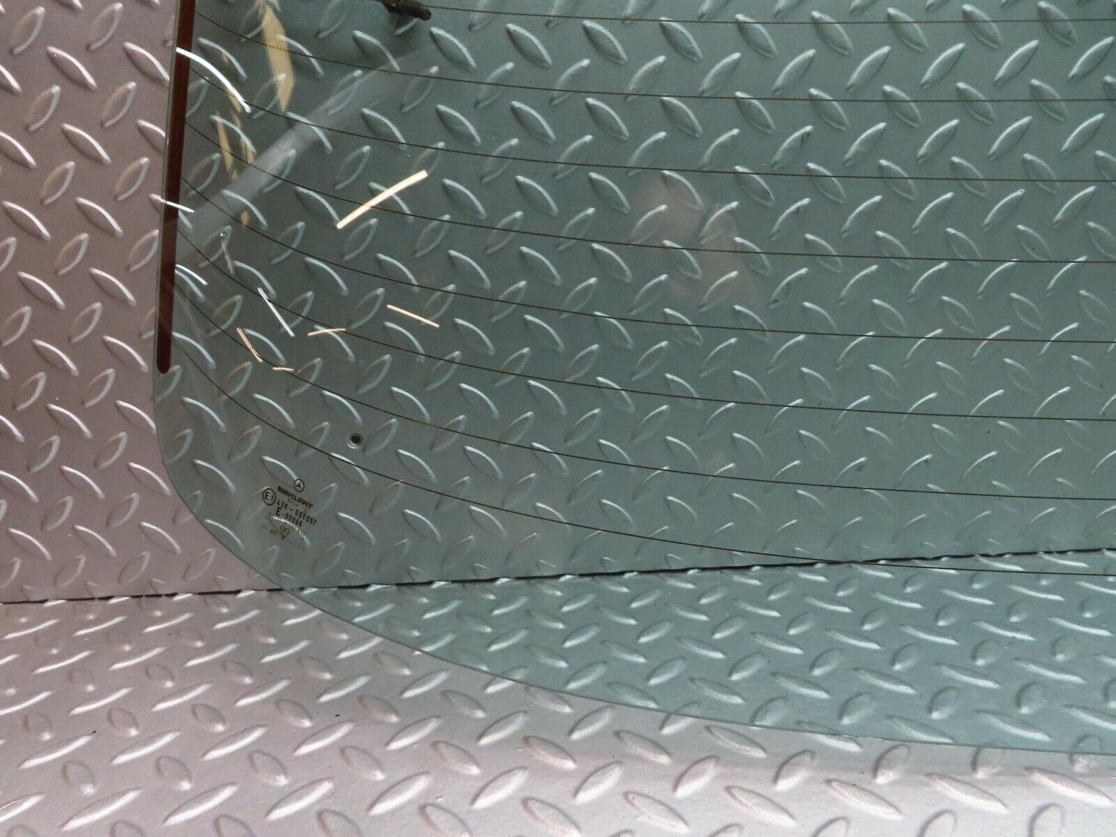 13539 Mercedes-Benz W123 200 Rear Heated Windscreen Glass