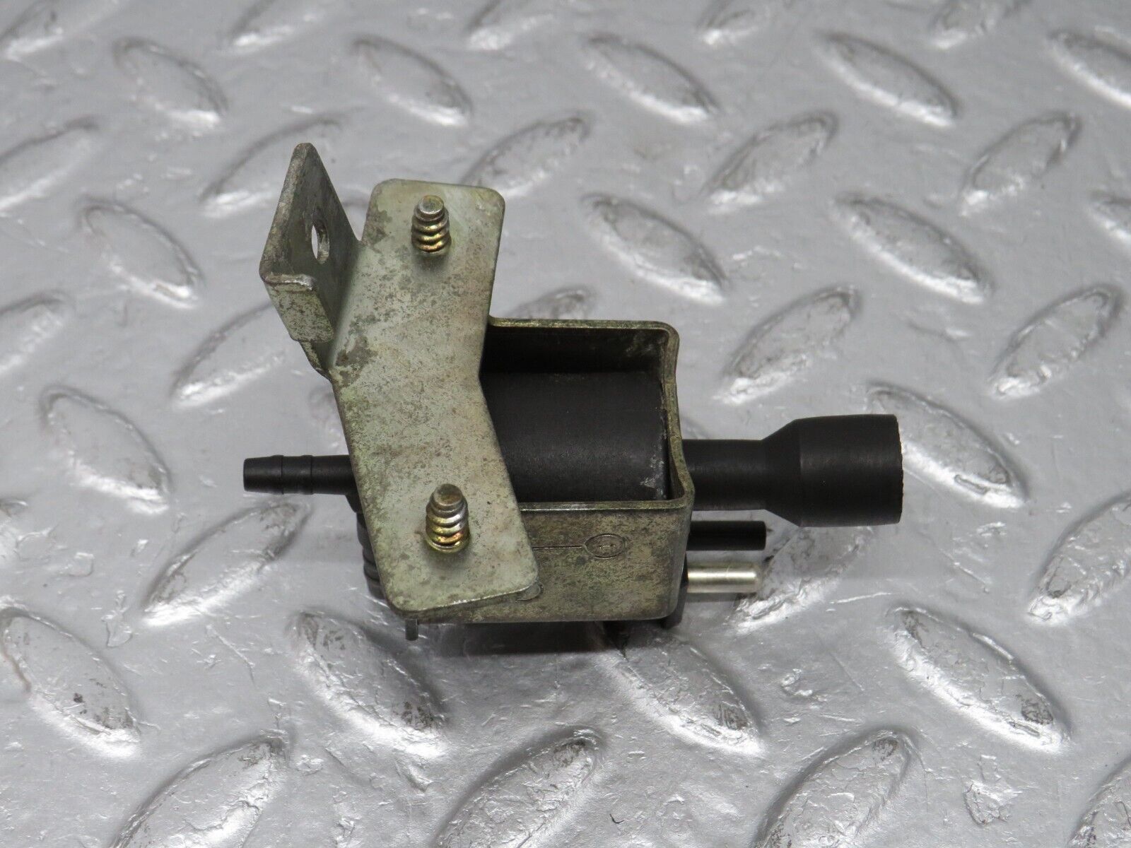 38849 Mercedes-Benz W201 190E 2.6L Vacuum Control Valve Pierburg 0015407097 7.21071.00