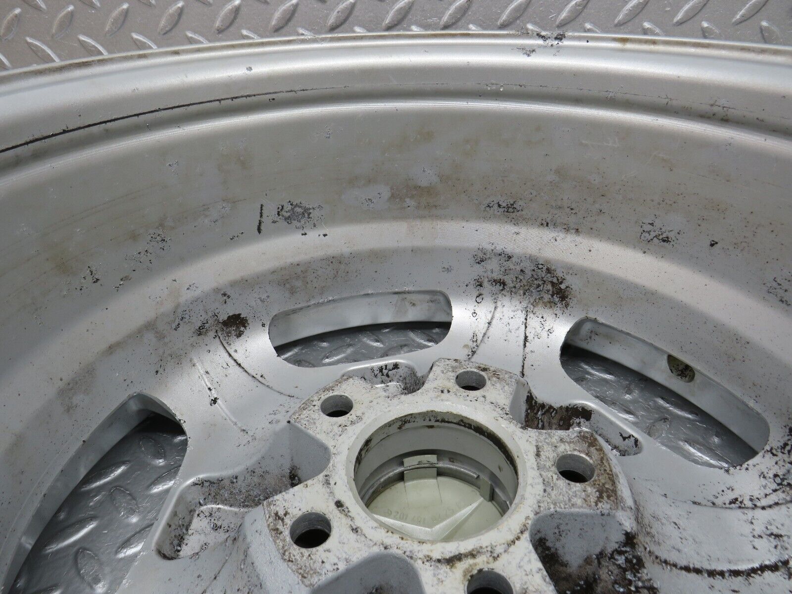38189 Mercedes-Benz A124 Alloy Wheel 7Jx15H2 ET37 KBA44301