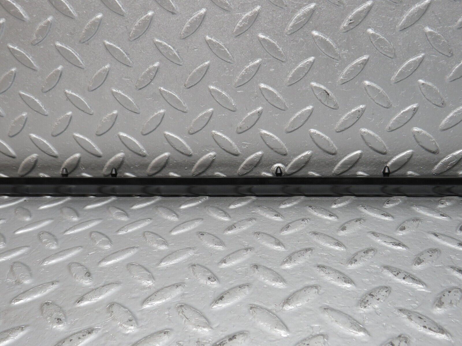 40639 Mercedes-Benz W123 300D Front Left Fender Wing Centre Moulding Trim