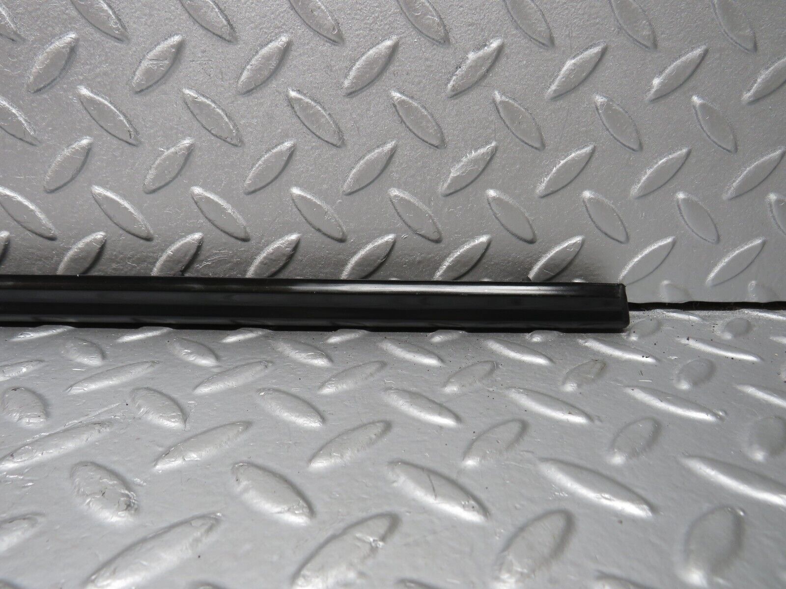 40640 Mercedes-Benz W123 300D Rear Right Door Centre Moulding Trim