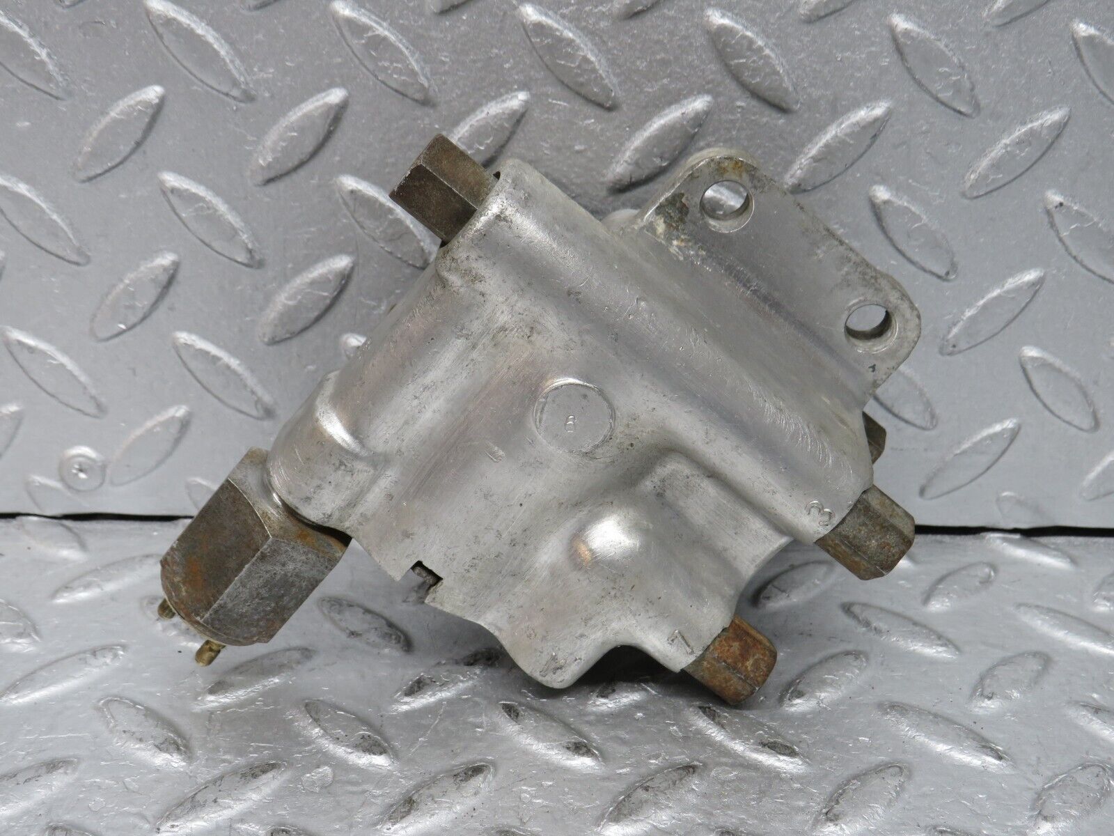 37347 Mercedes-Benz W109 300SEL Air Suspension Valve Bosch 0501001004