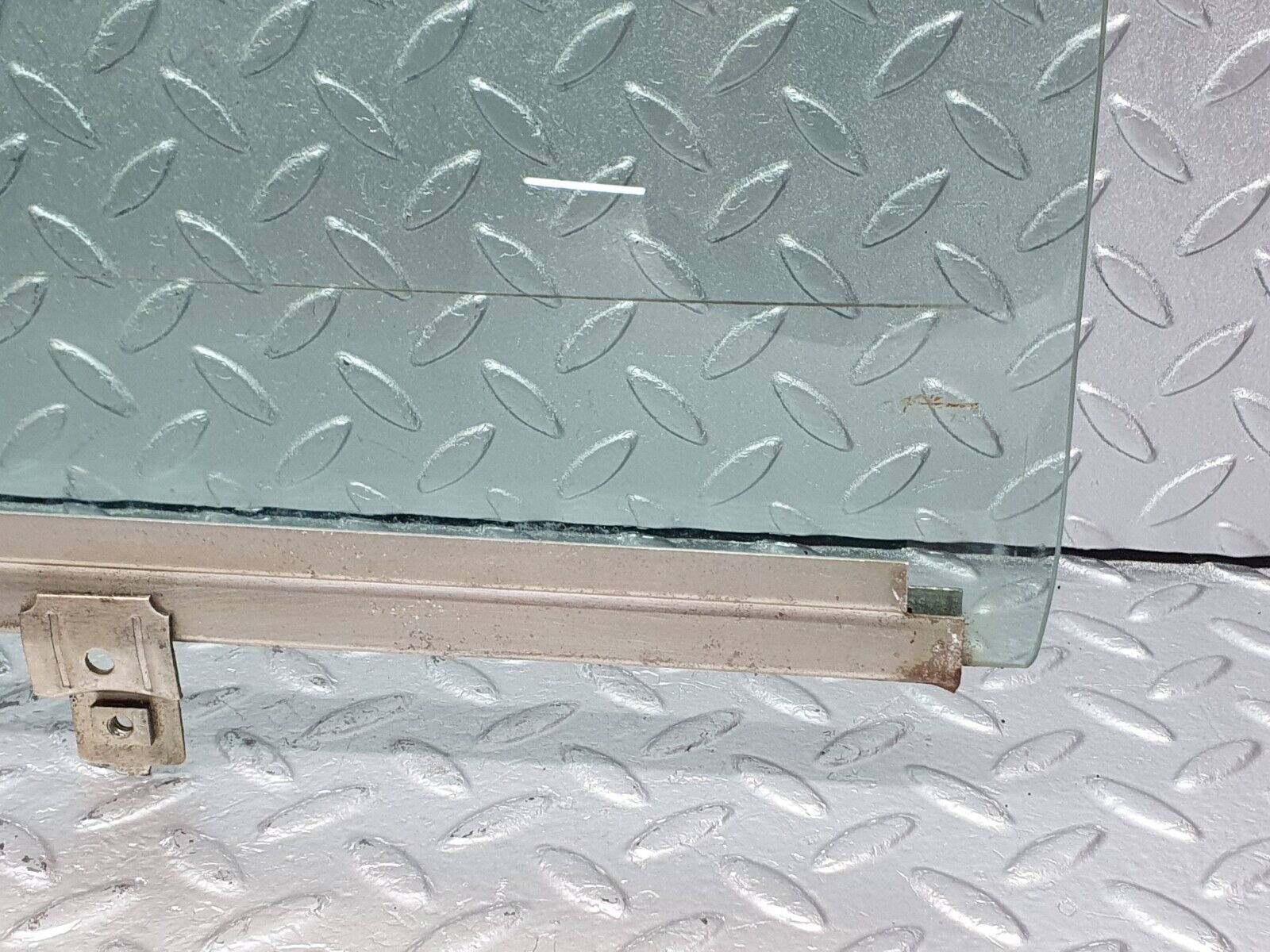 40781 Mercedes-Benz W123 300D Rear Right Door Window Glass