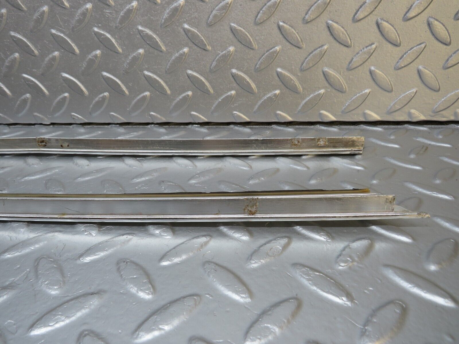 40263 Mercedes-Benz R107 Front Windscreen Chrome Frame