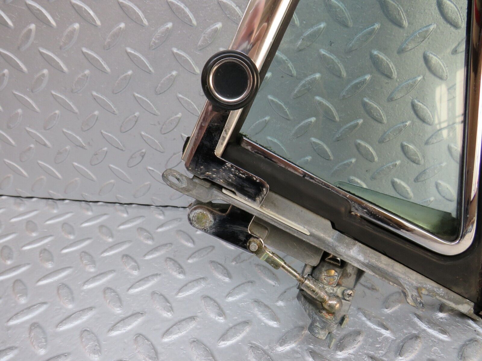 37518 Mercedes-Benz W109 300SEL Front Left Quarter Window Glass