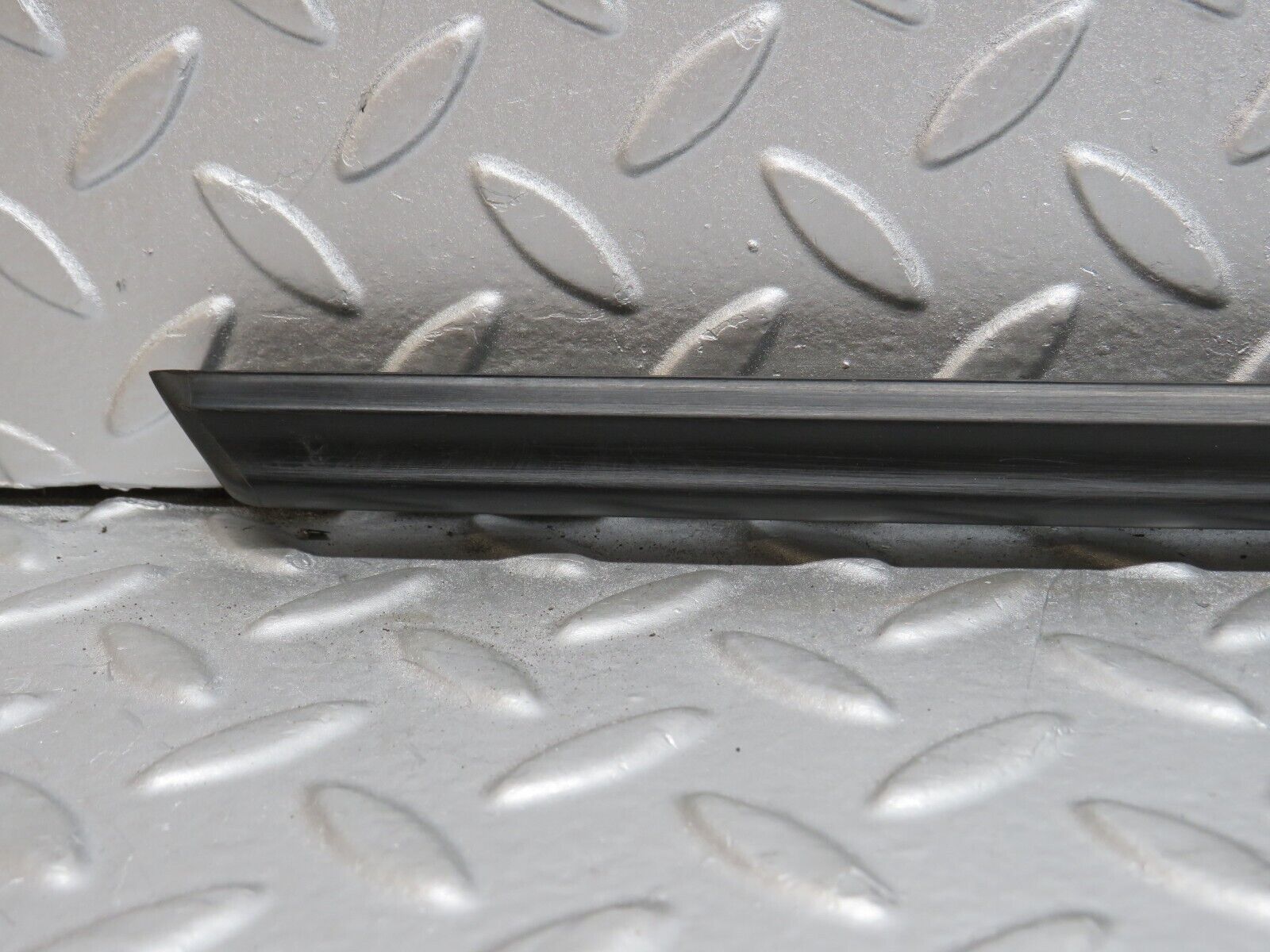 40642 Mercedes-Benz W123 300D Front Right Door Centre Moulding Trim