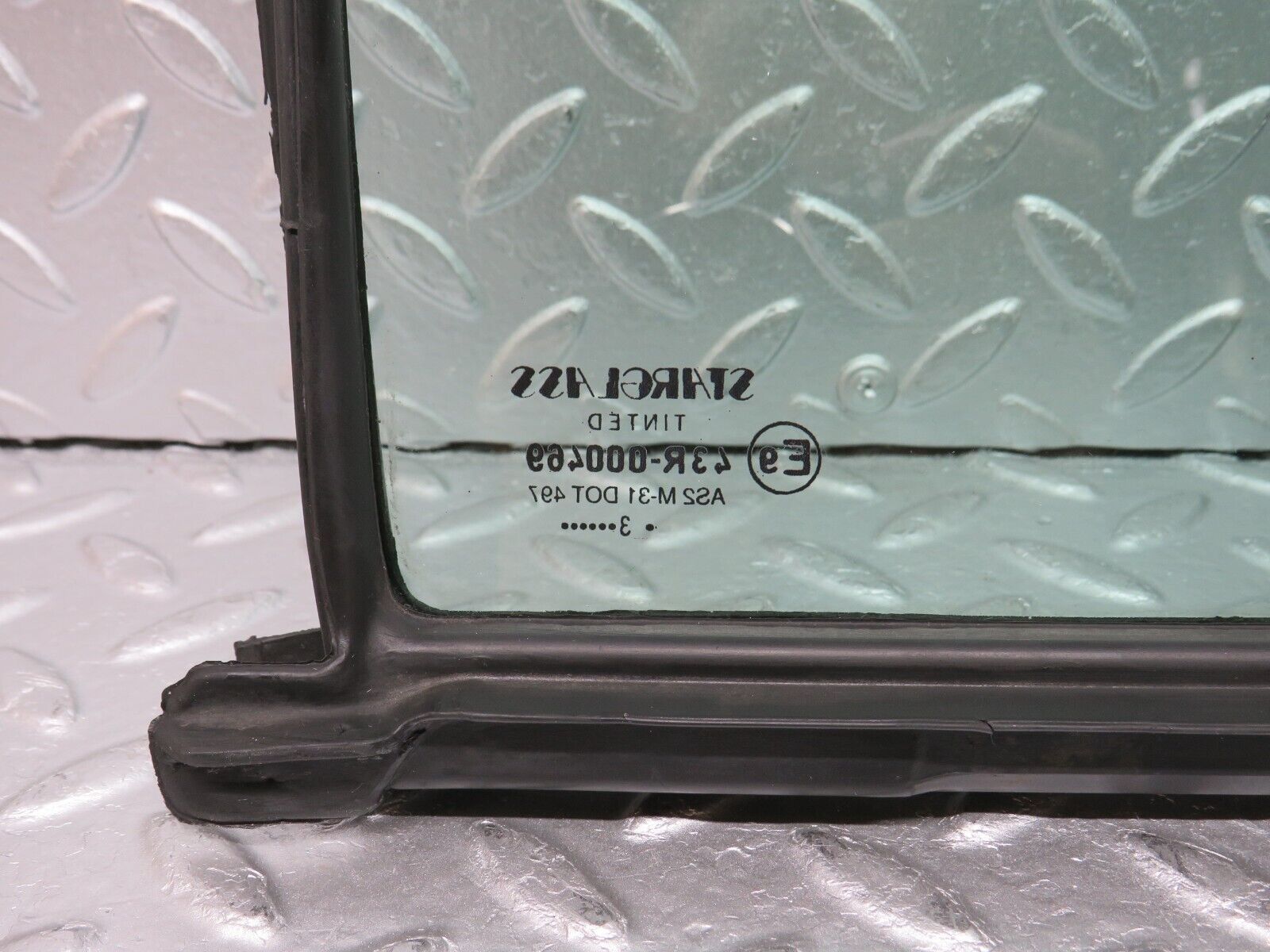 33142 Mercedes-Benz W123 Rear Right Quarter Window Glass 1237350224