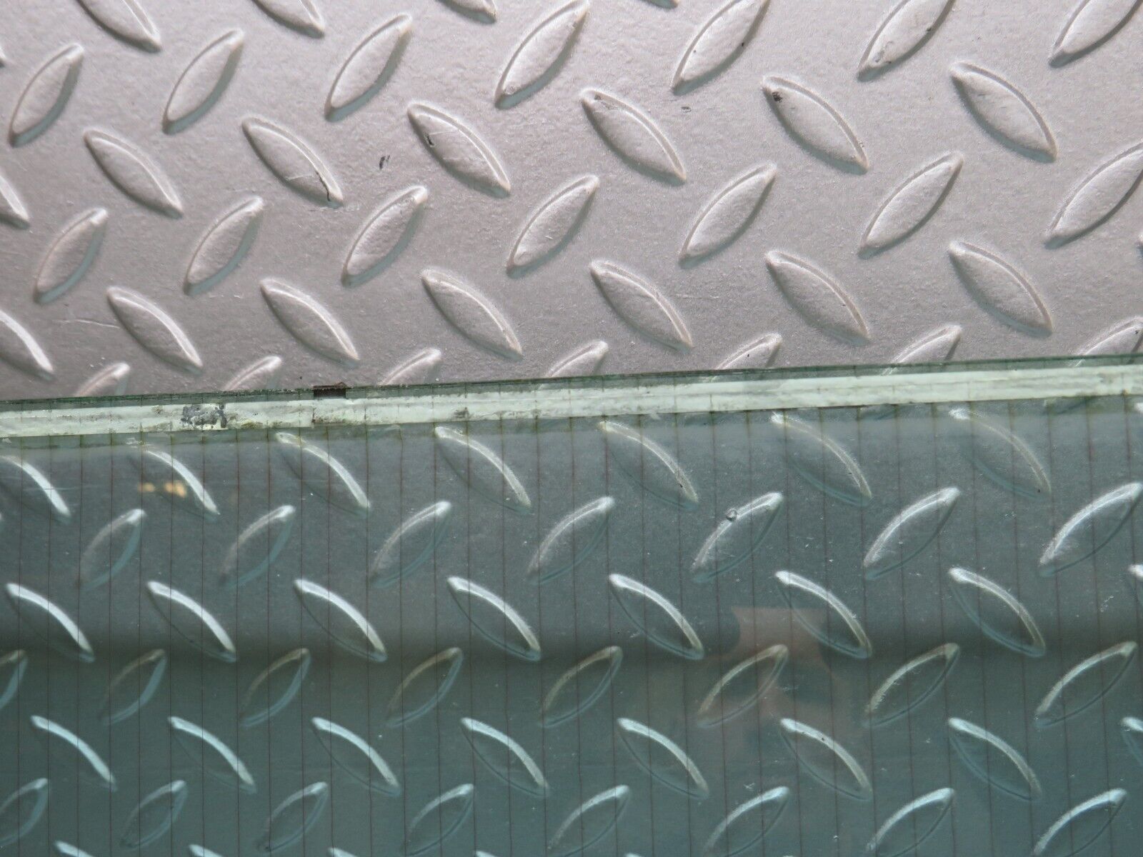 37522 Mercedes-Benz W109 300SEL Rear Heated Windscreen