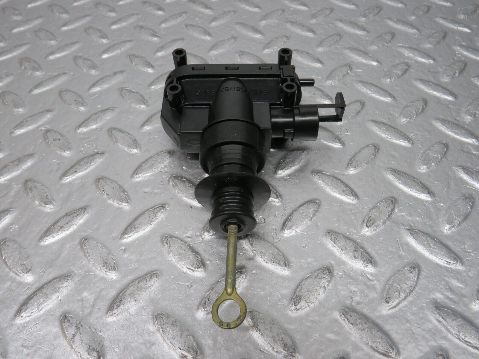 32447 Mercedes-Benz S124 300TE Wagon Door Lock Vacuum Actuator Front Left