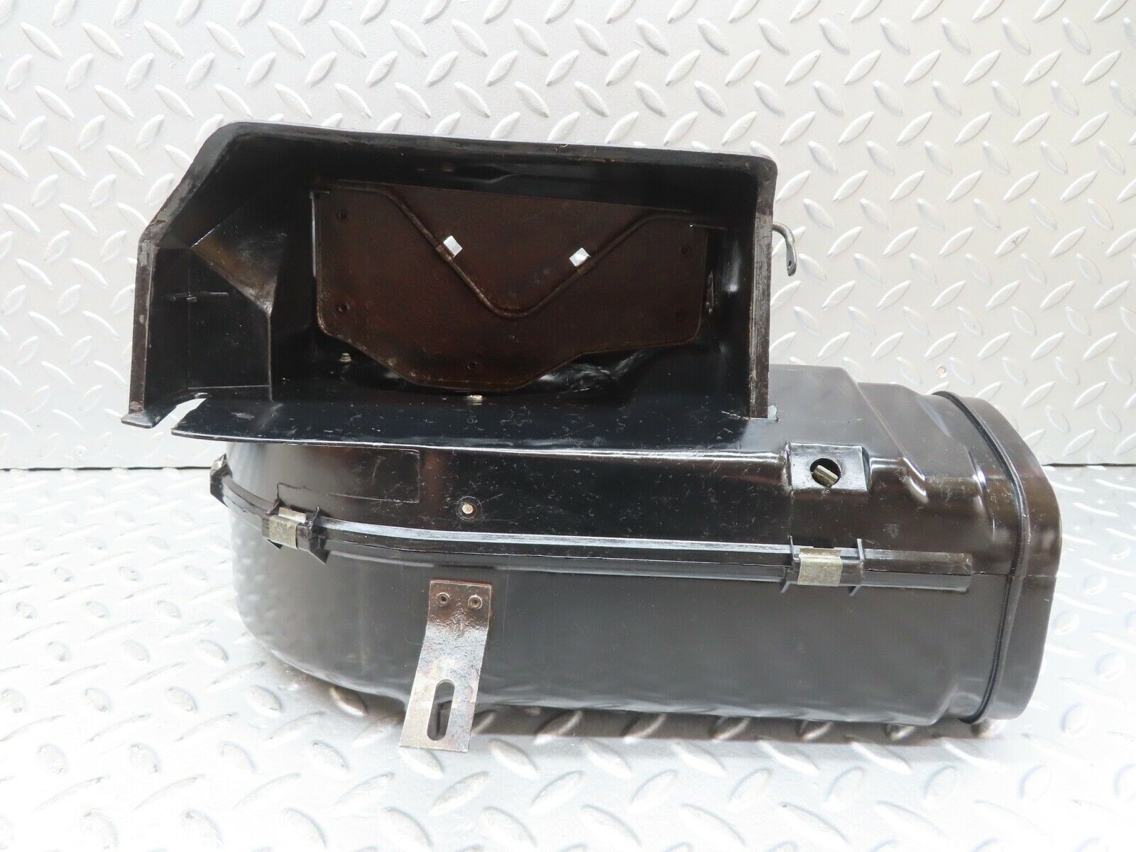17759 Mercedes-Benz W116 450SEL Heater Blower Motor Housing