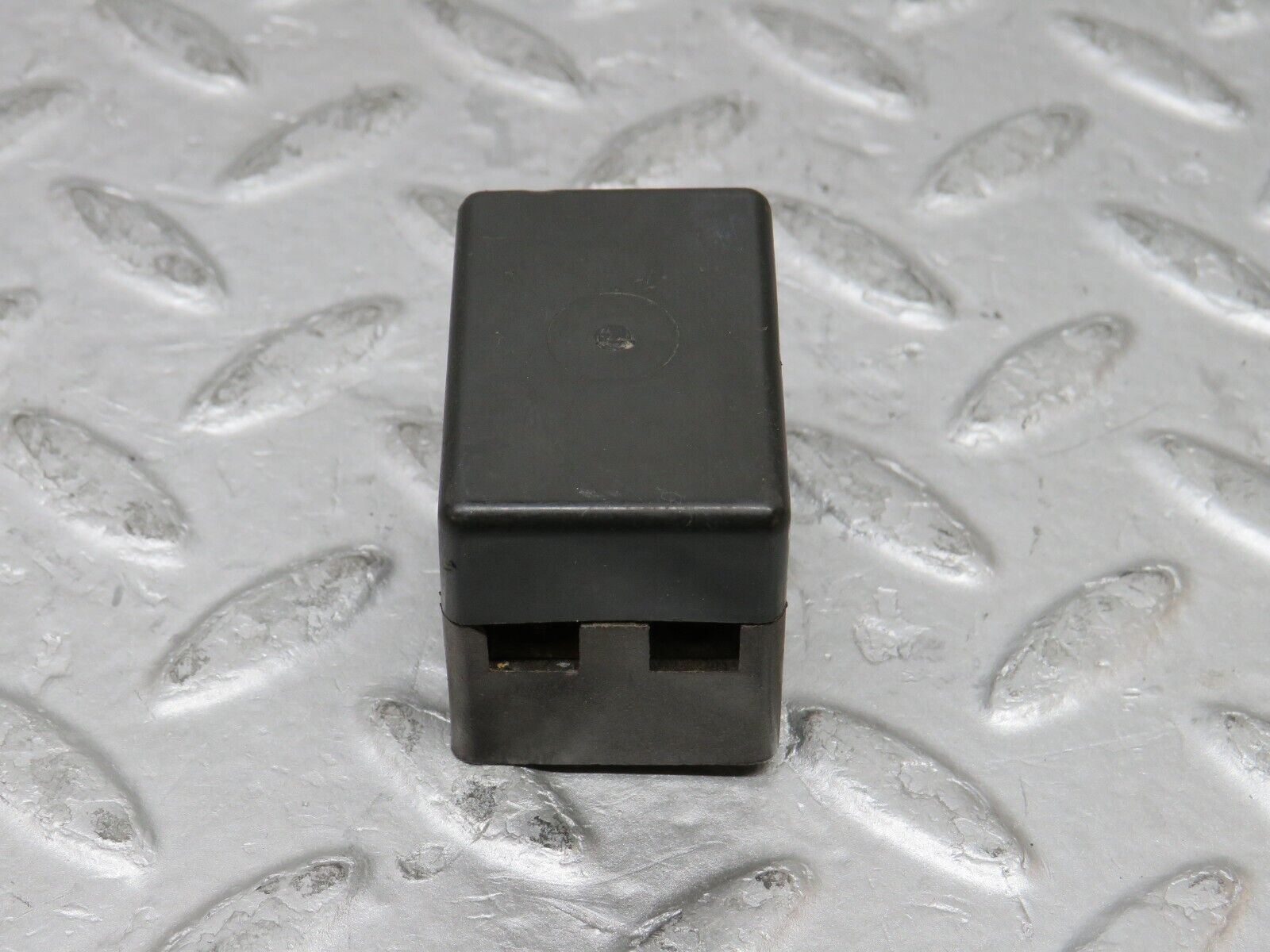 37324 Mercedes-Benz W109 300SEL Fuse Box Connector