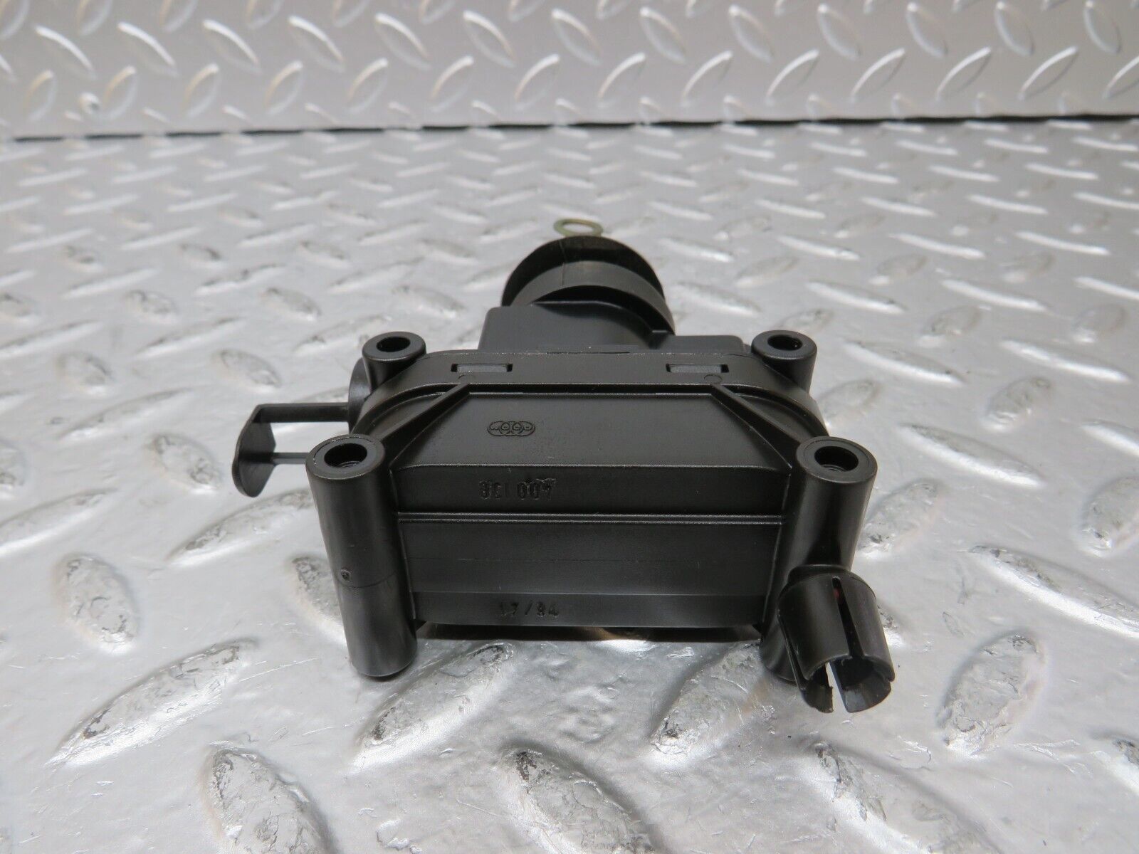 25996 Mercedes-Benz W124 280E Door Lock Vacuum Actuator