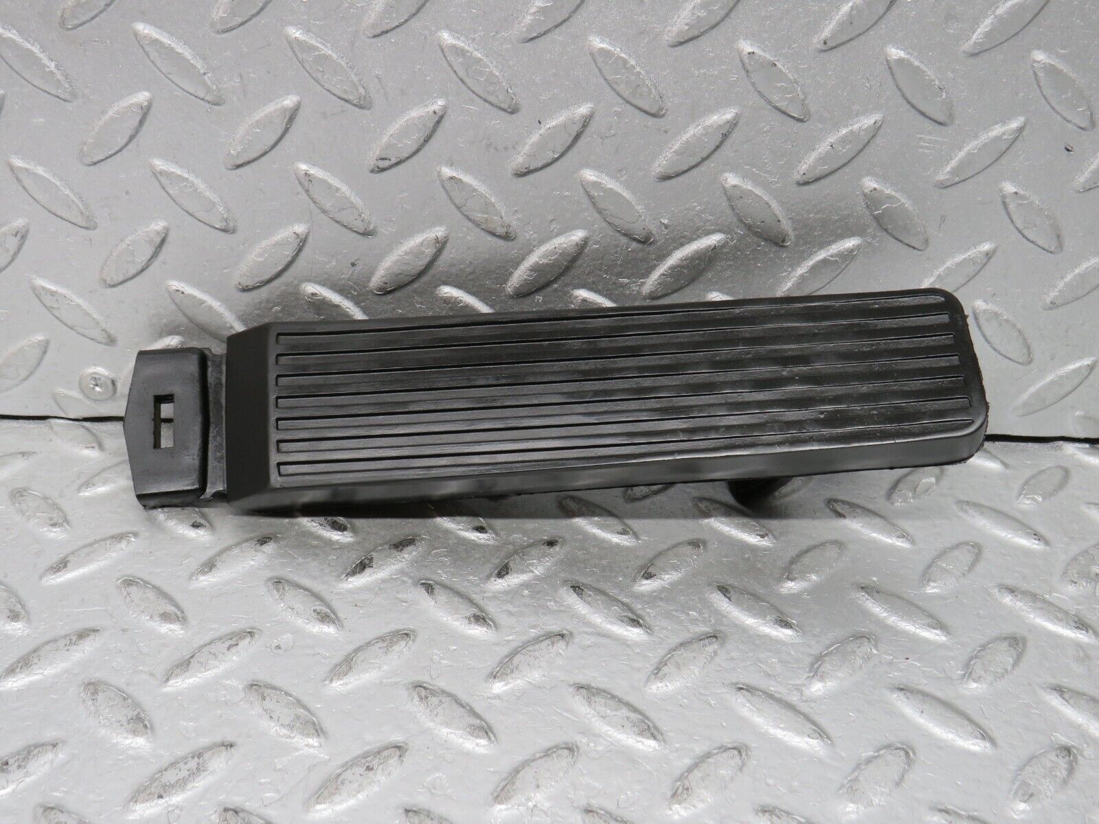 37940 Mercedes-Benz A124 320E Cabriolet Accelerator Pedal With Rubber 1263000504 1233010082