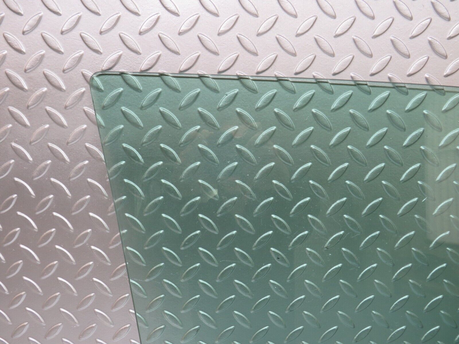 25646 Mercedes-Benz W124 280E Front Left Door Window Glass