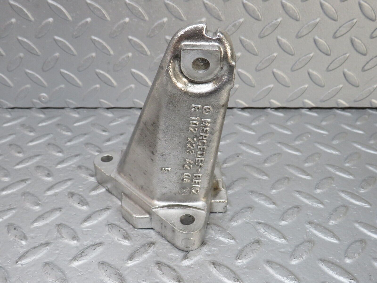 36674 Mercedes-Benz W201 190E 2.0L Engine Mount Bracket Right Side 1022234204