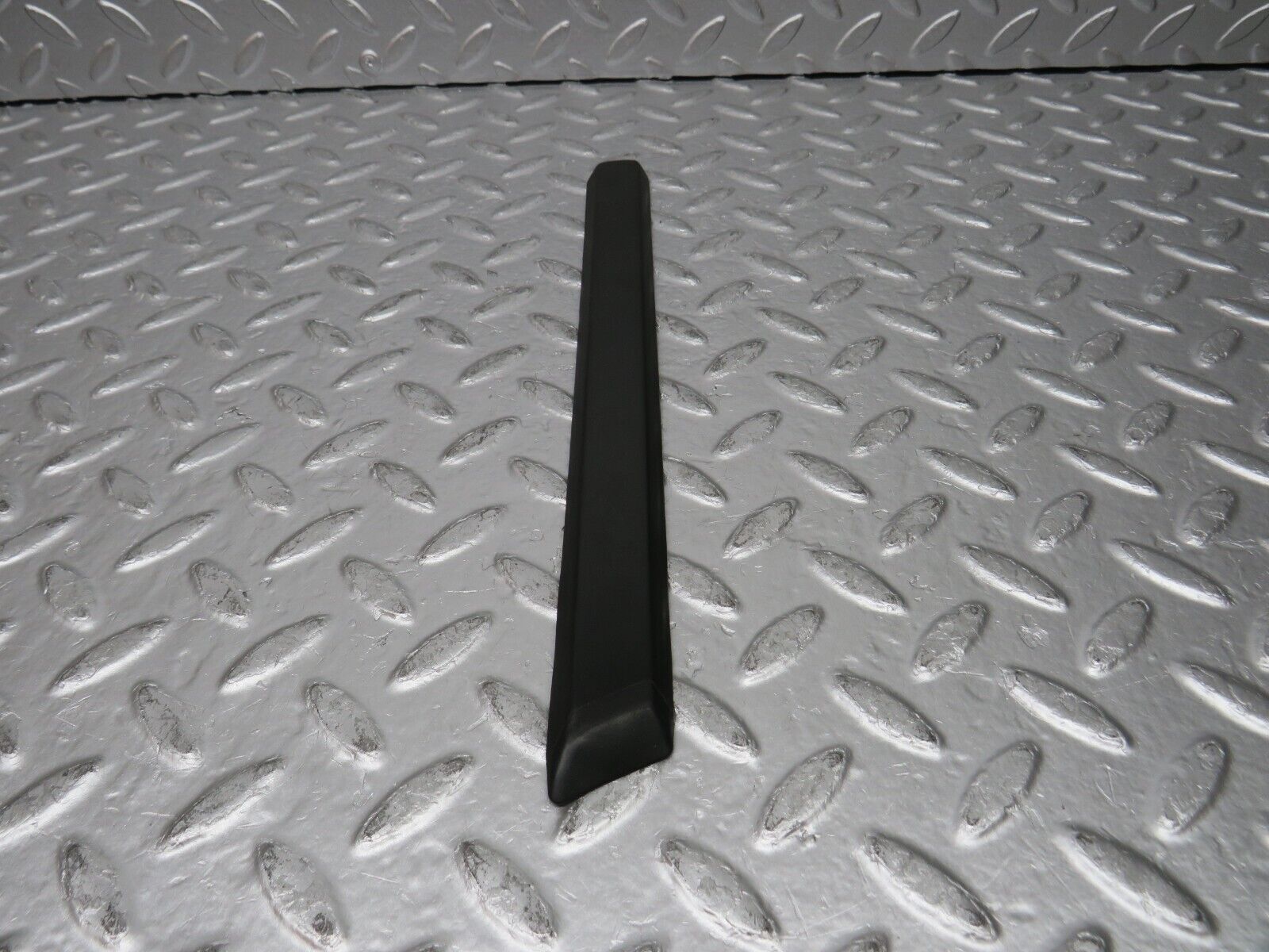 30782 Mercedes-Benz W201 190E 2.0L Front Left Fender Wing Centre Moulding Trim