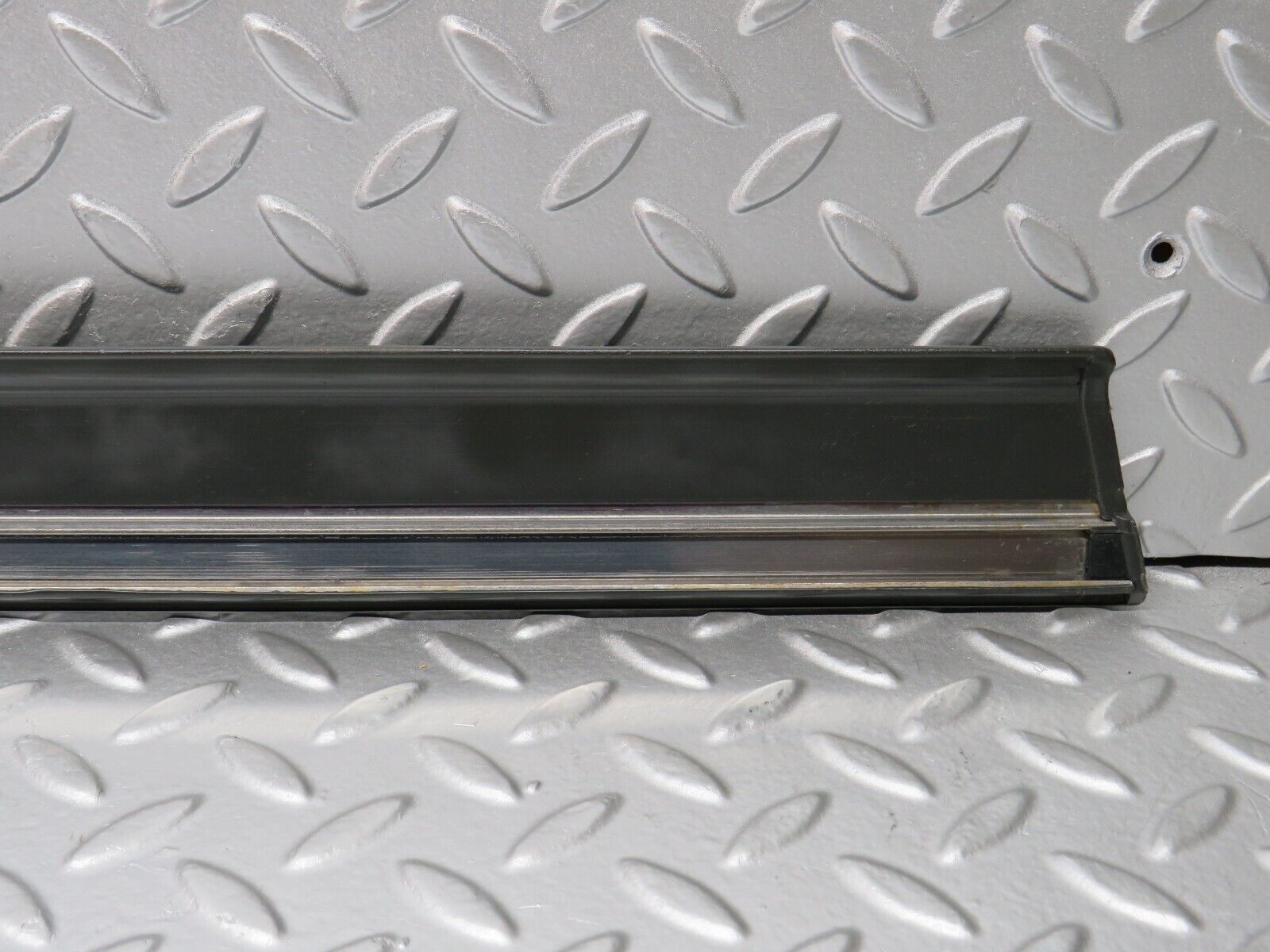 32301 Mercedes-Benz S124 300TE Wagon Front Right Door Centre Moulding Trim