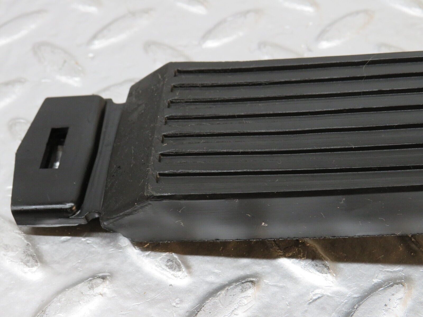 30638 Mercedes-Benz W201 190E 2.0L Accelerator Pedal & Rubber 1263000504