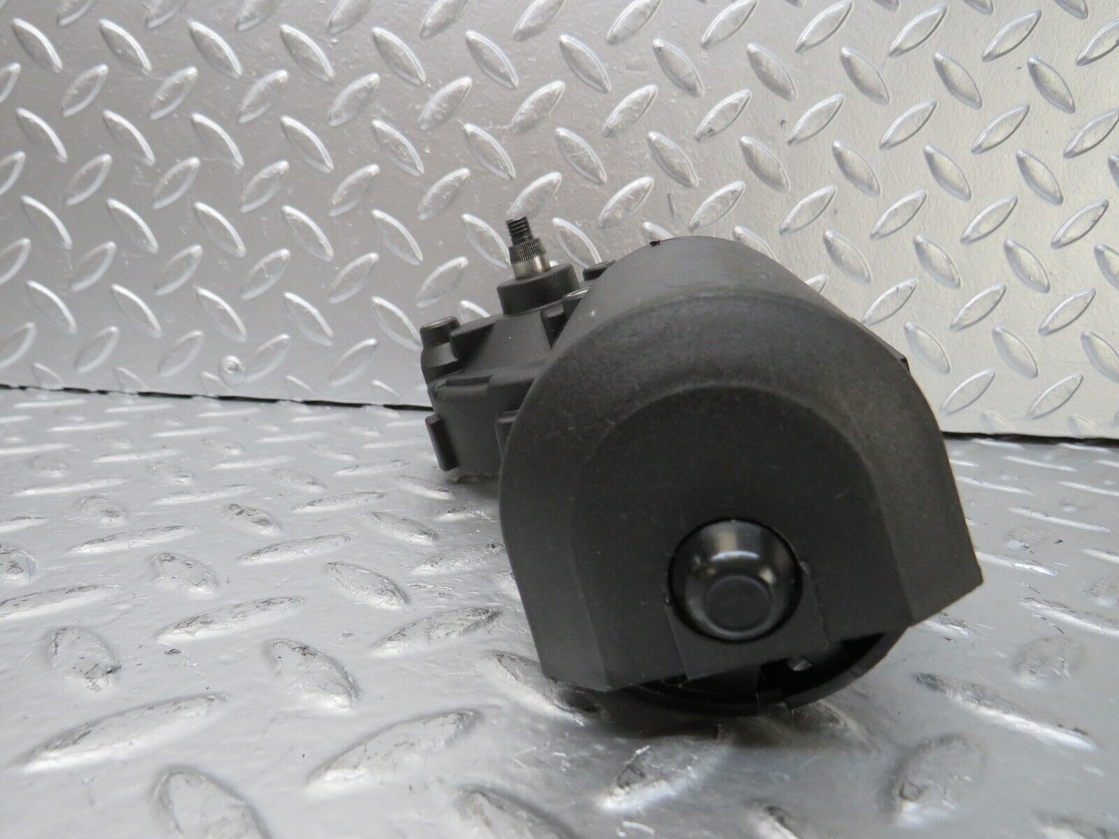 25766 Mercedes-Benz W124 280E Wiper Motor Bosch 0390241425 with cover