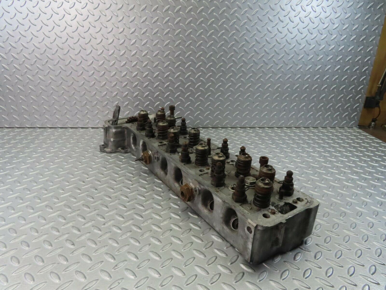 8688 Mercedes-Benz W111 Cylinder Head 1800100421
