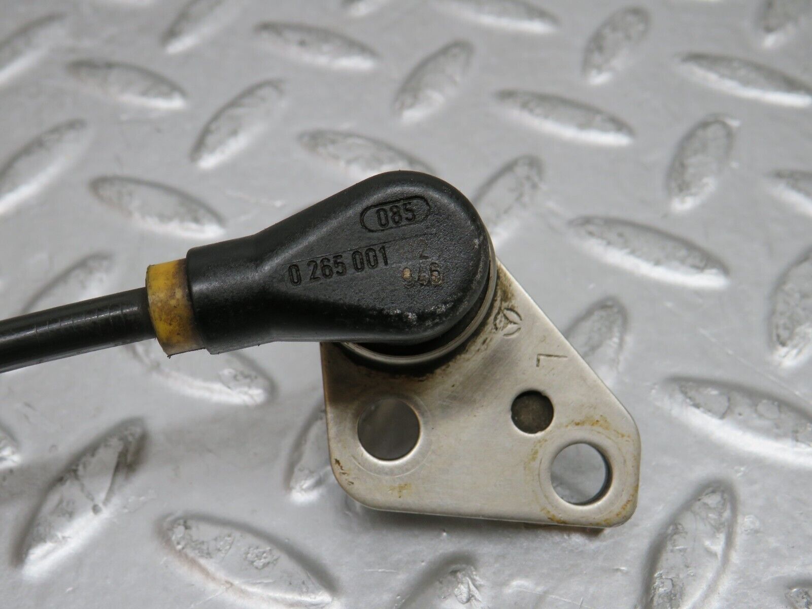 29590 Mercedes-Benz W124 230E ABS Sensor 0265001110