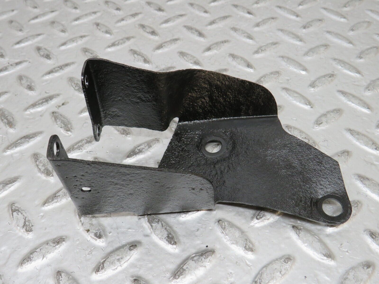 28487 Mercedes-Benz S123 240D Wagon Suspension Levelling Valve Bracket