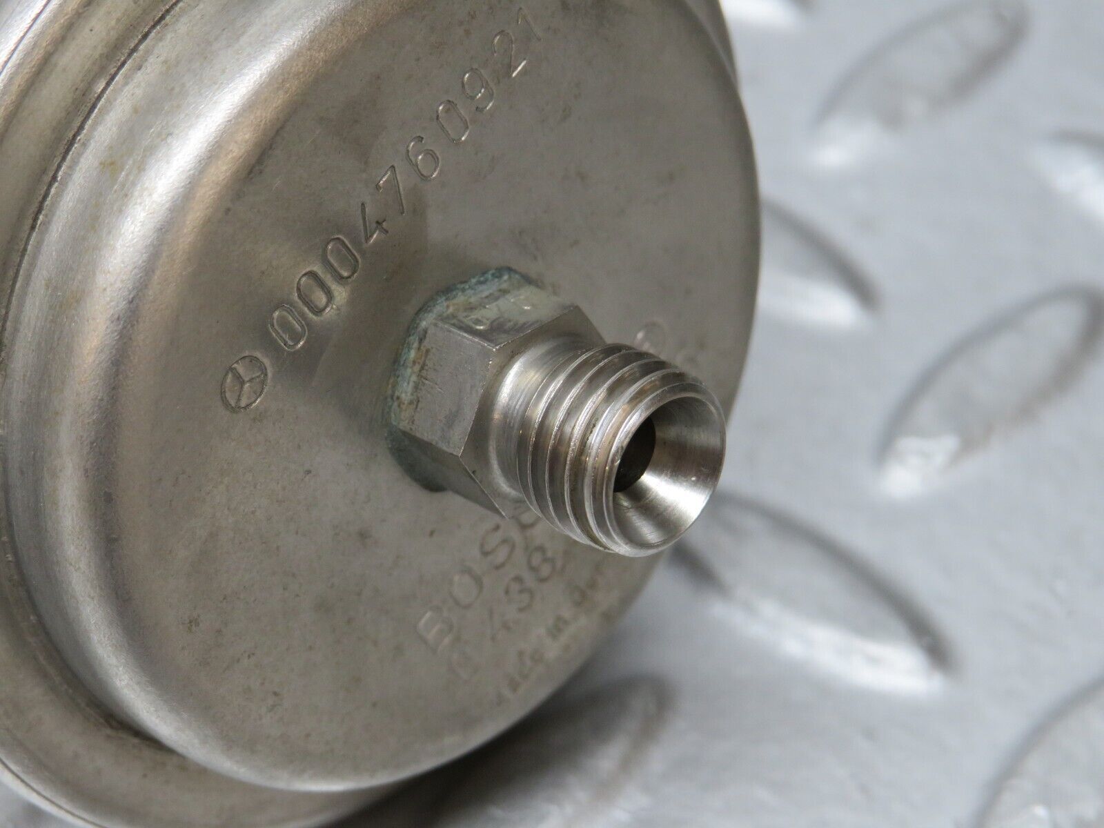 36357 Mercedes-Benz W126 420SE Fuel Pressure Regulator Bosch 0004760921 0438170055