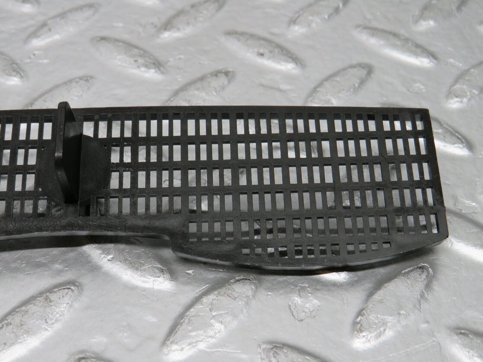 29547 Mercedes-Benz W124 230E Windscreen Water Drain Grill 1246280067