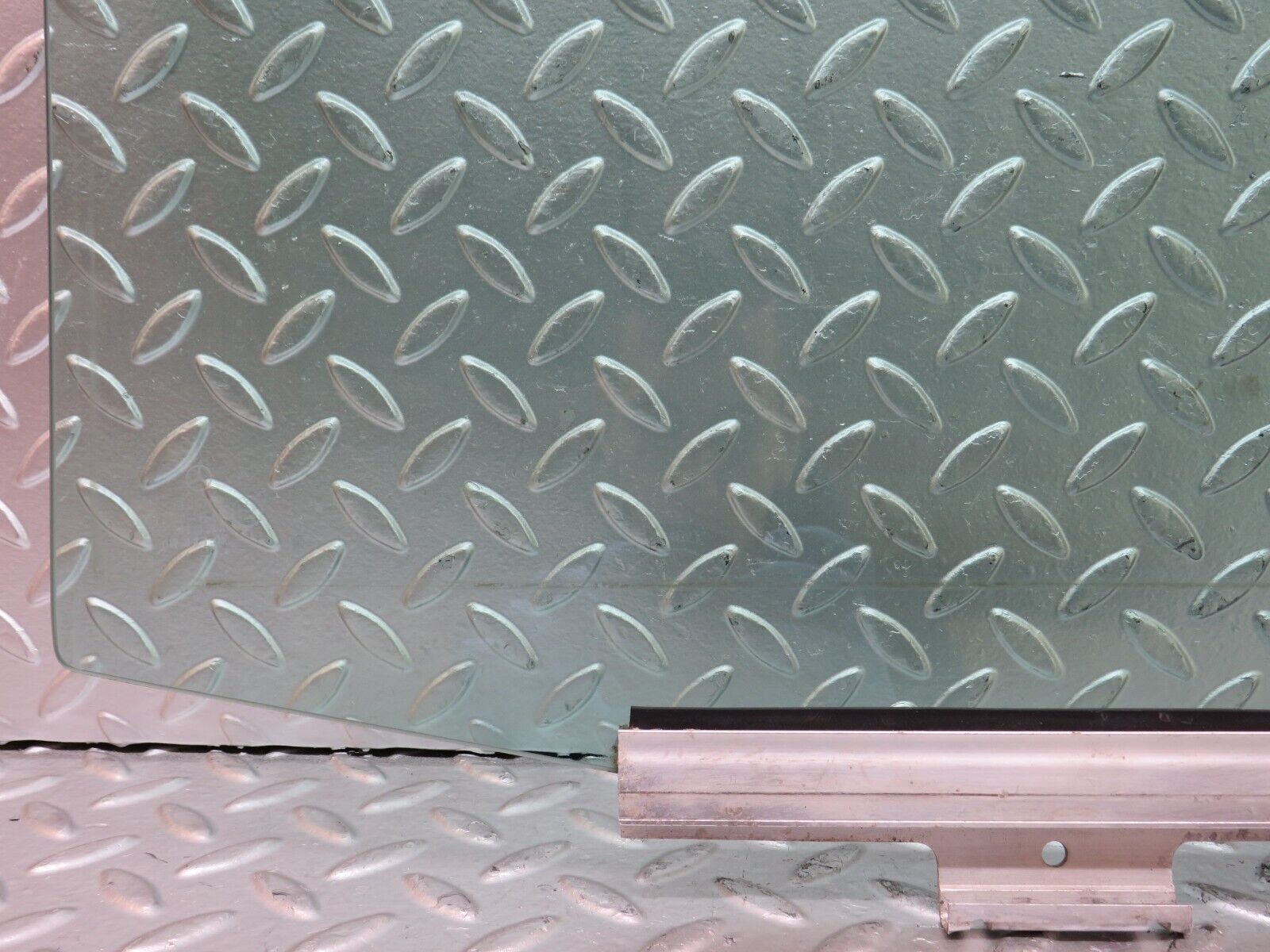 27636 Mercedes-Benz S124 300TE Wagon Rear Left Door Window Glass