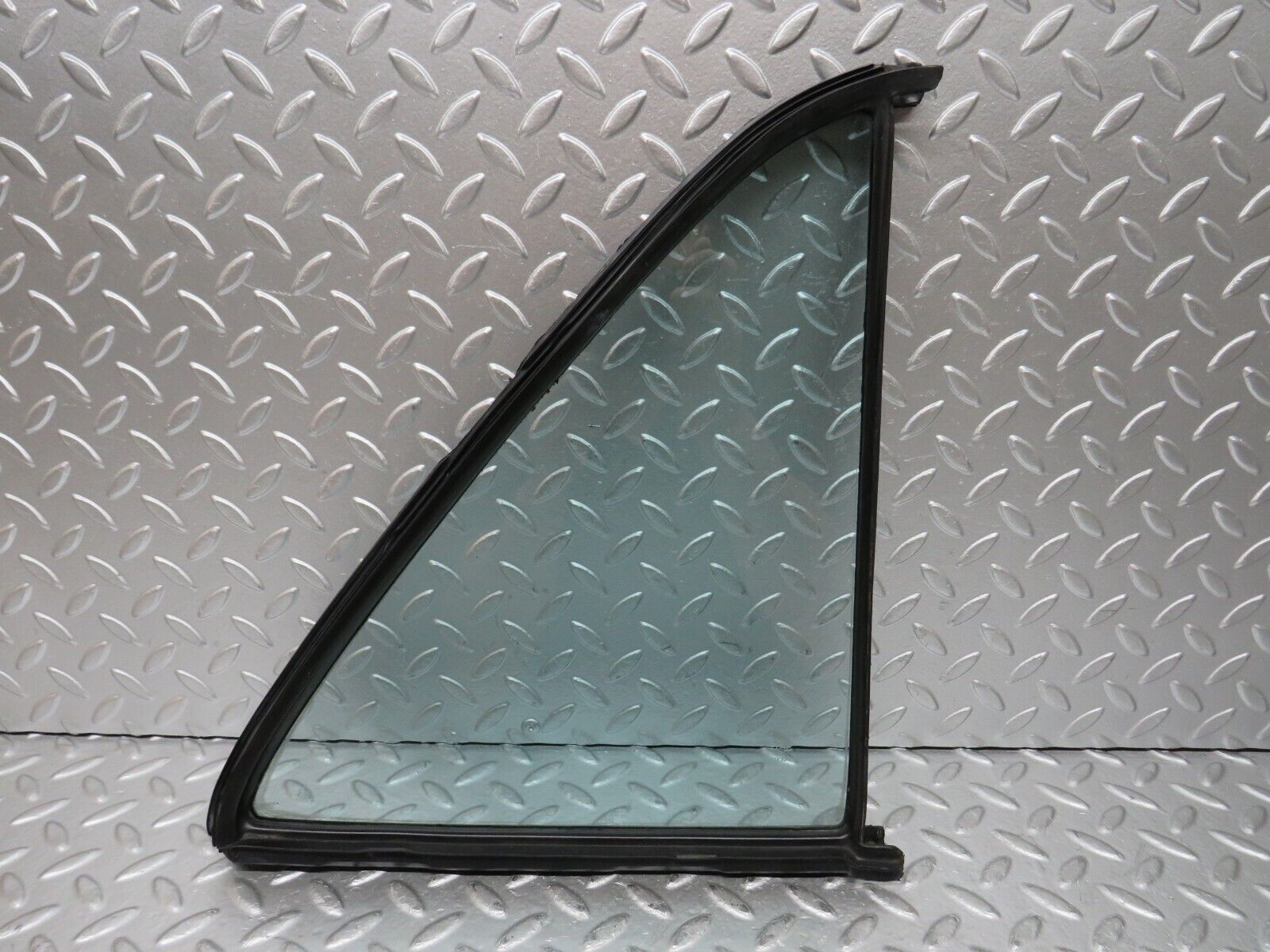 26829 Mercedes-Benz W123 240D Rear Left Quarter Glass