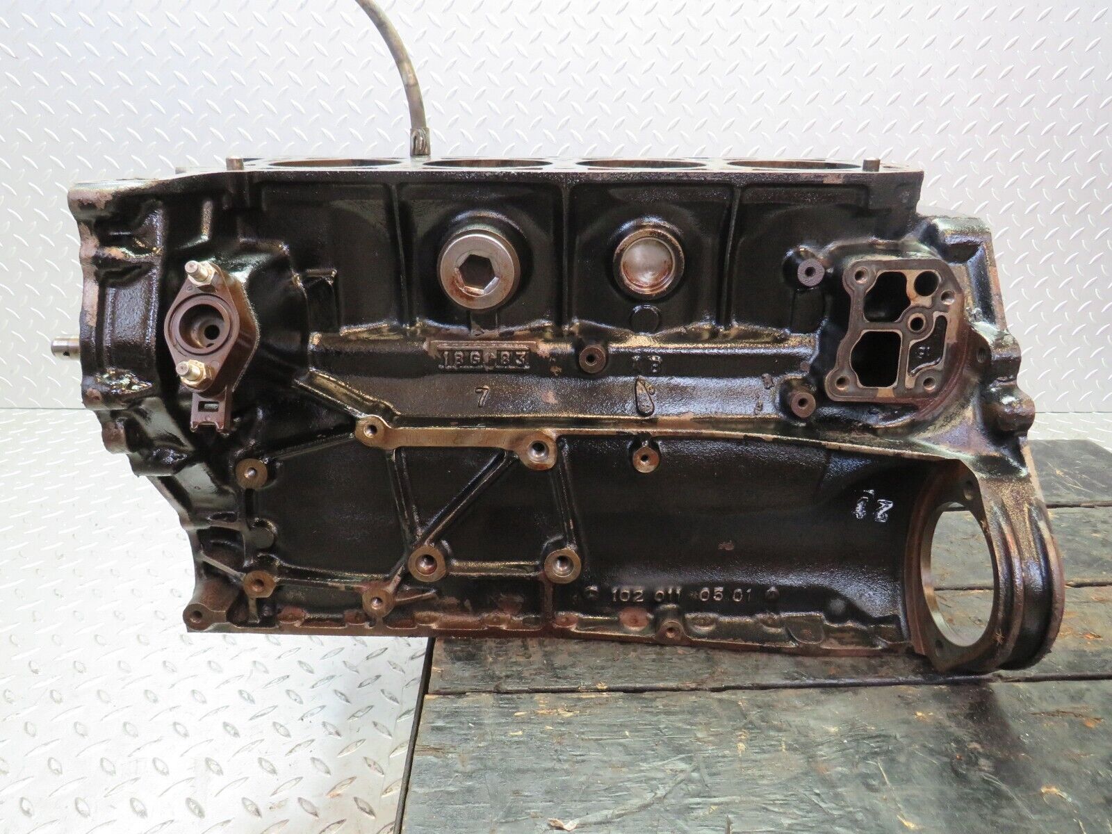 26094 Mercedes-Benz W123 200 Engine Block 1020110501 M102.920