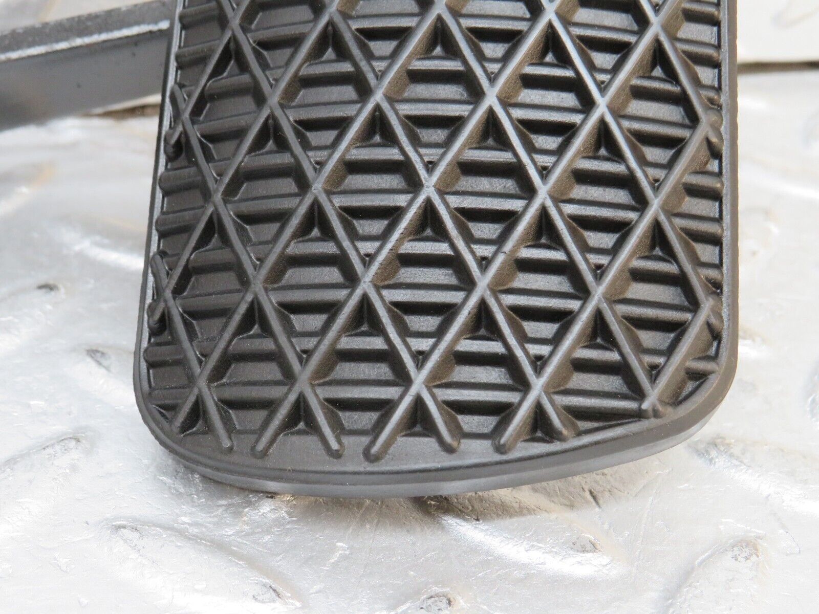 37973 Mercedes-Benz A124 320E Cabriolet Brake Pedal With Rubber 1232910082