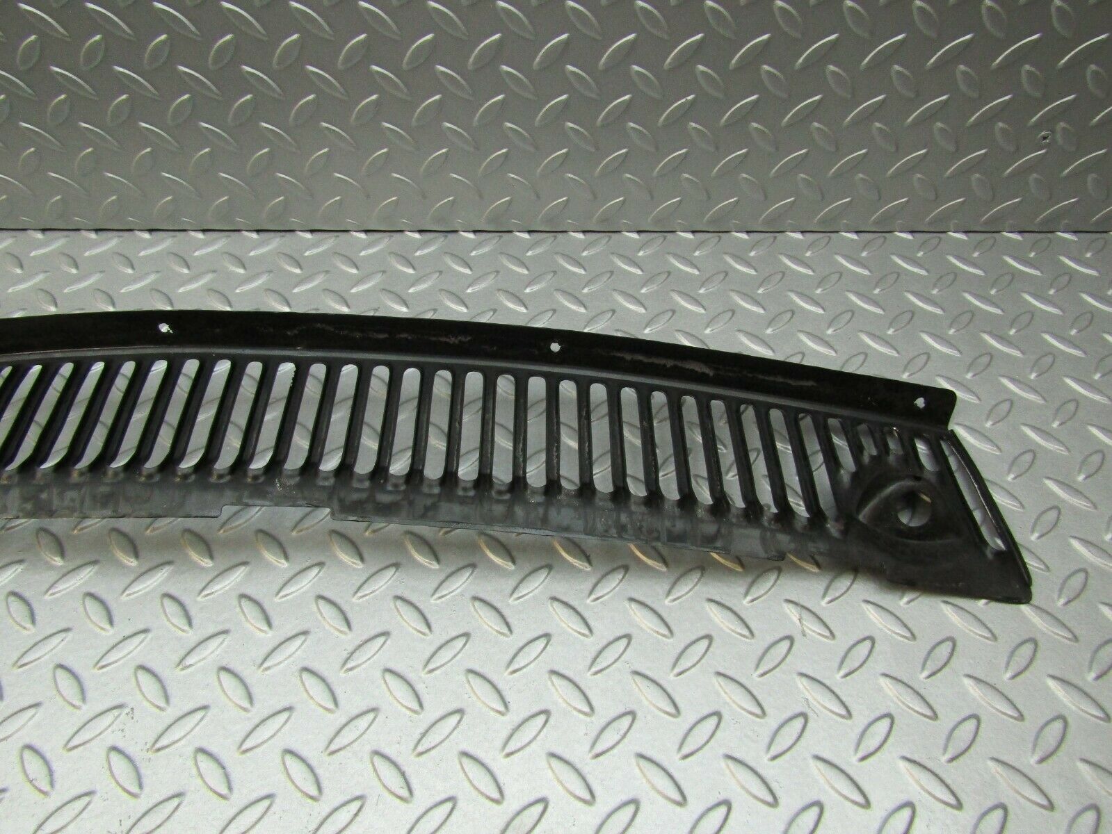 3344 Mercedes-Benz W115 220D External Air Ventilation Grille