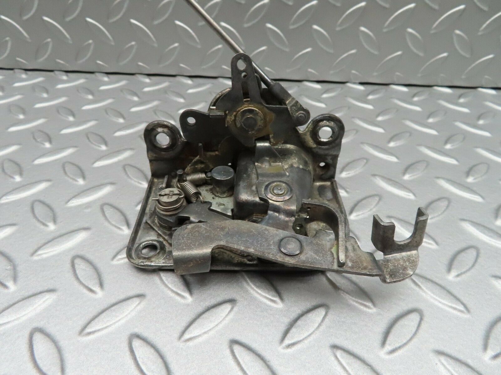 5024 Mercedes-Benz R107 350SL Coupe Left Door Lock Mechanism