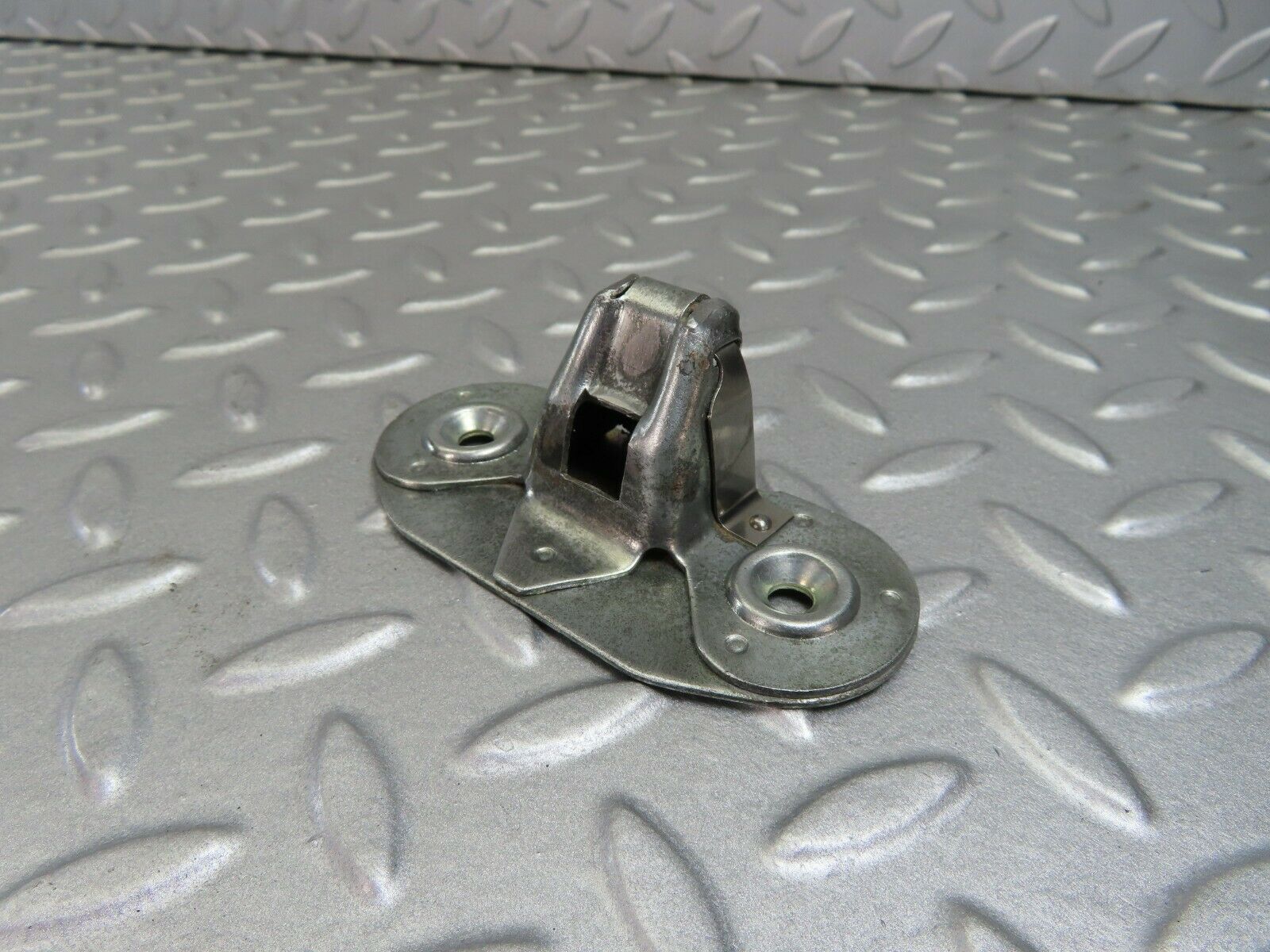 7889 Mercedes-Benz W115 220D Trunk Lock Latch