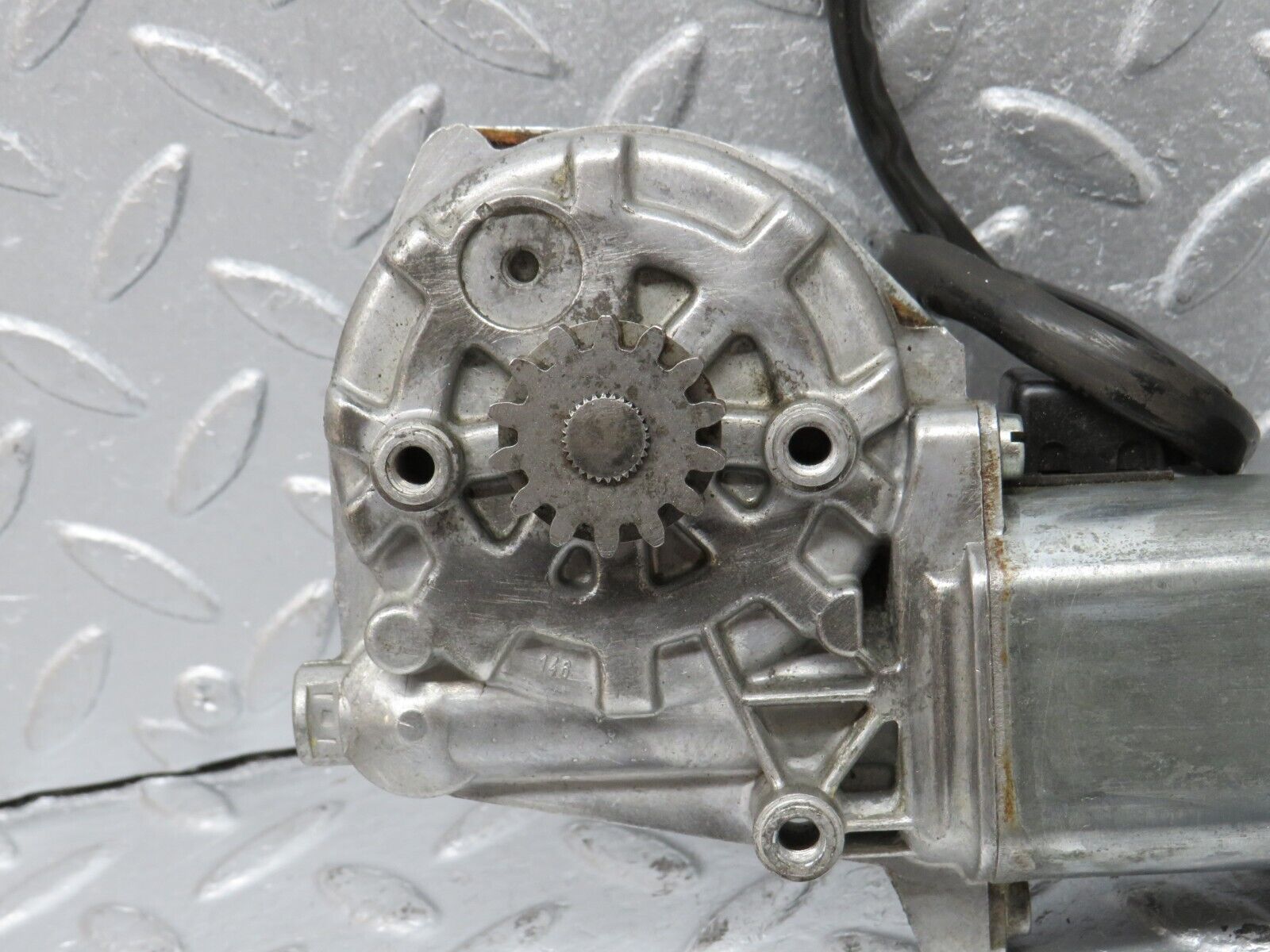 40592 Mercedes-Benz W123 300D Front Left Window Regulator Motor 0130821018