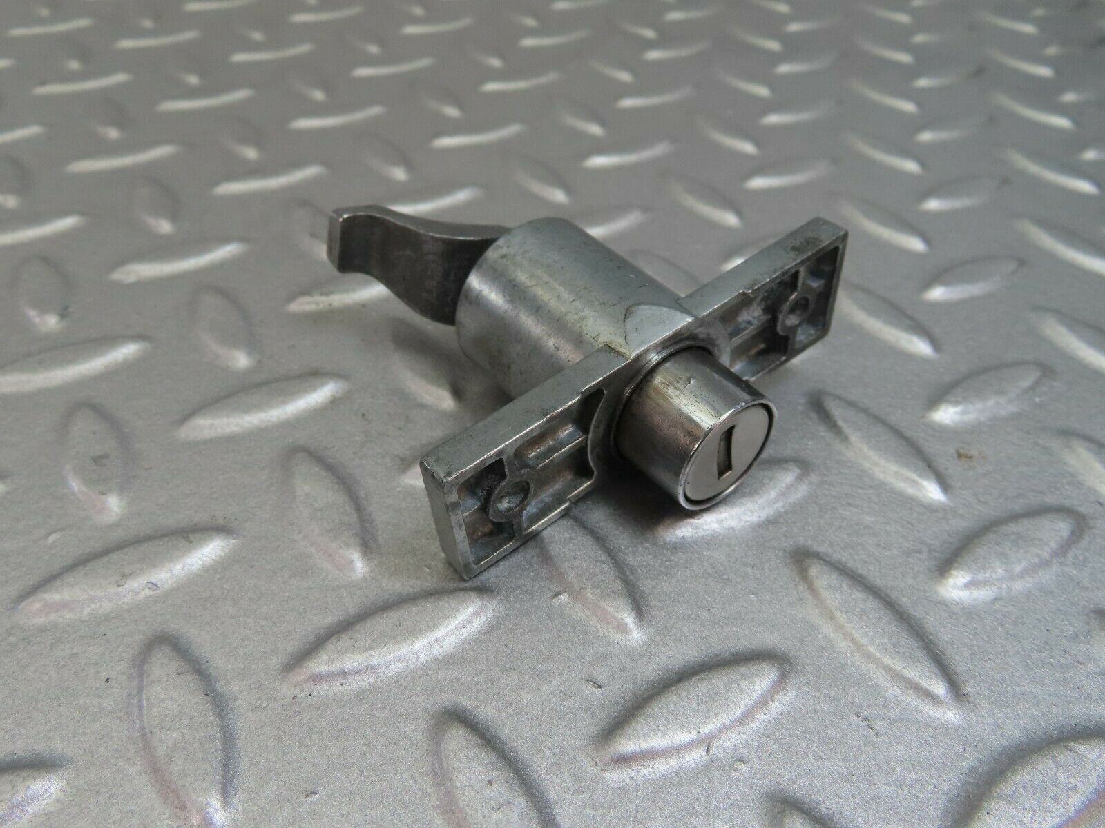 7891 Mercedes-Benz W115 220D Trunk Lock No Key