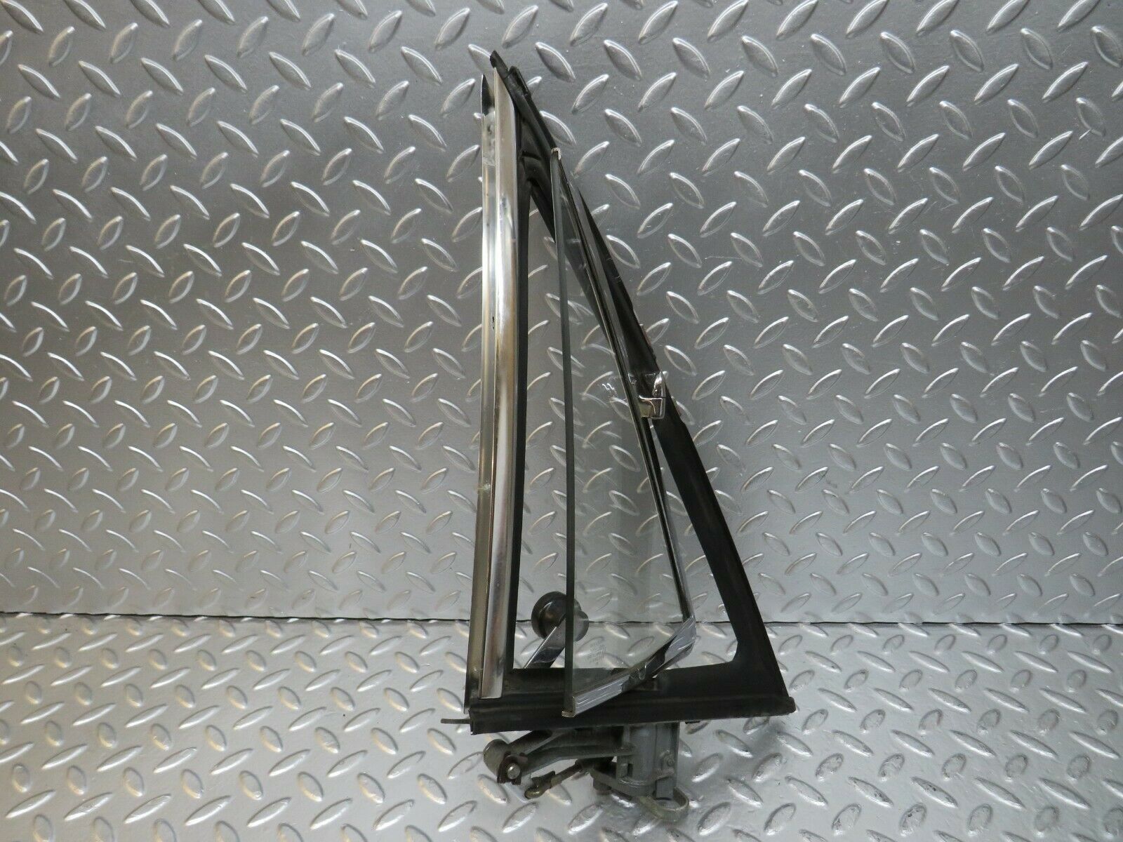 24585 Mercedes-Benz W108 Front Right Quarter Window
