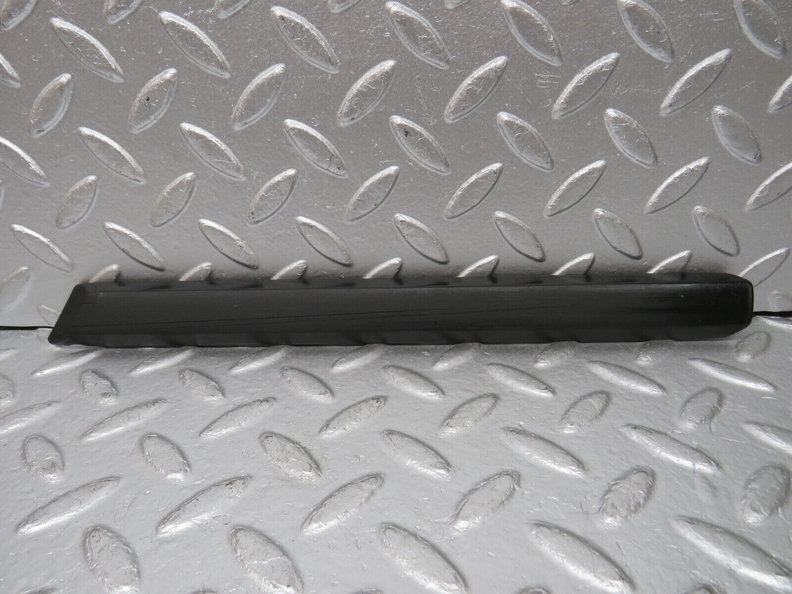 30780 Mercedes-Benz W201 190E 2.0L Front Right Fender Wing Centre Moulding Trim