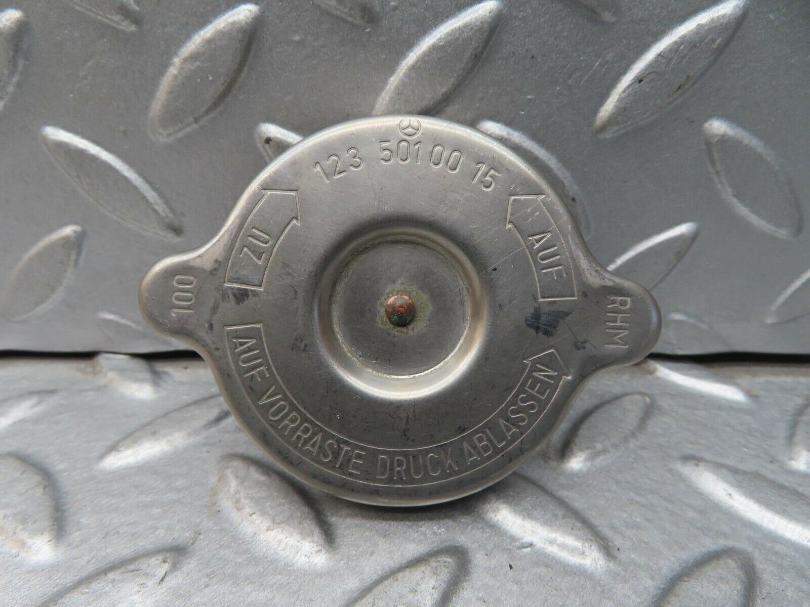 13621 Mercedes-Benz W123 200 Radiator Cap 1235010015