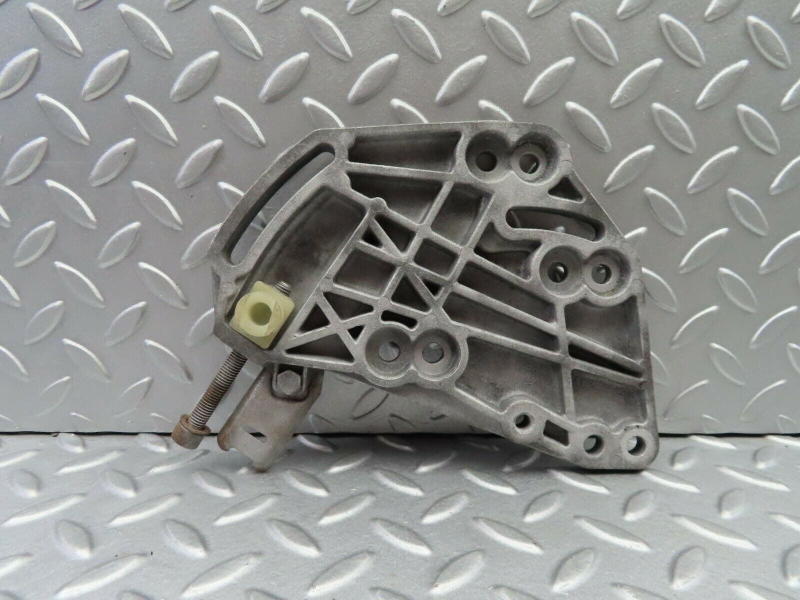 6317 Mercedes-Benz W126 380SE Power Steering Pump Bracket 1174661241