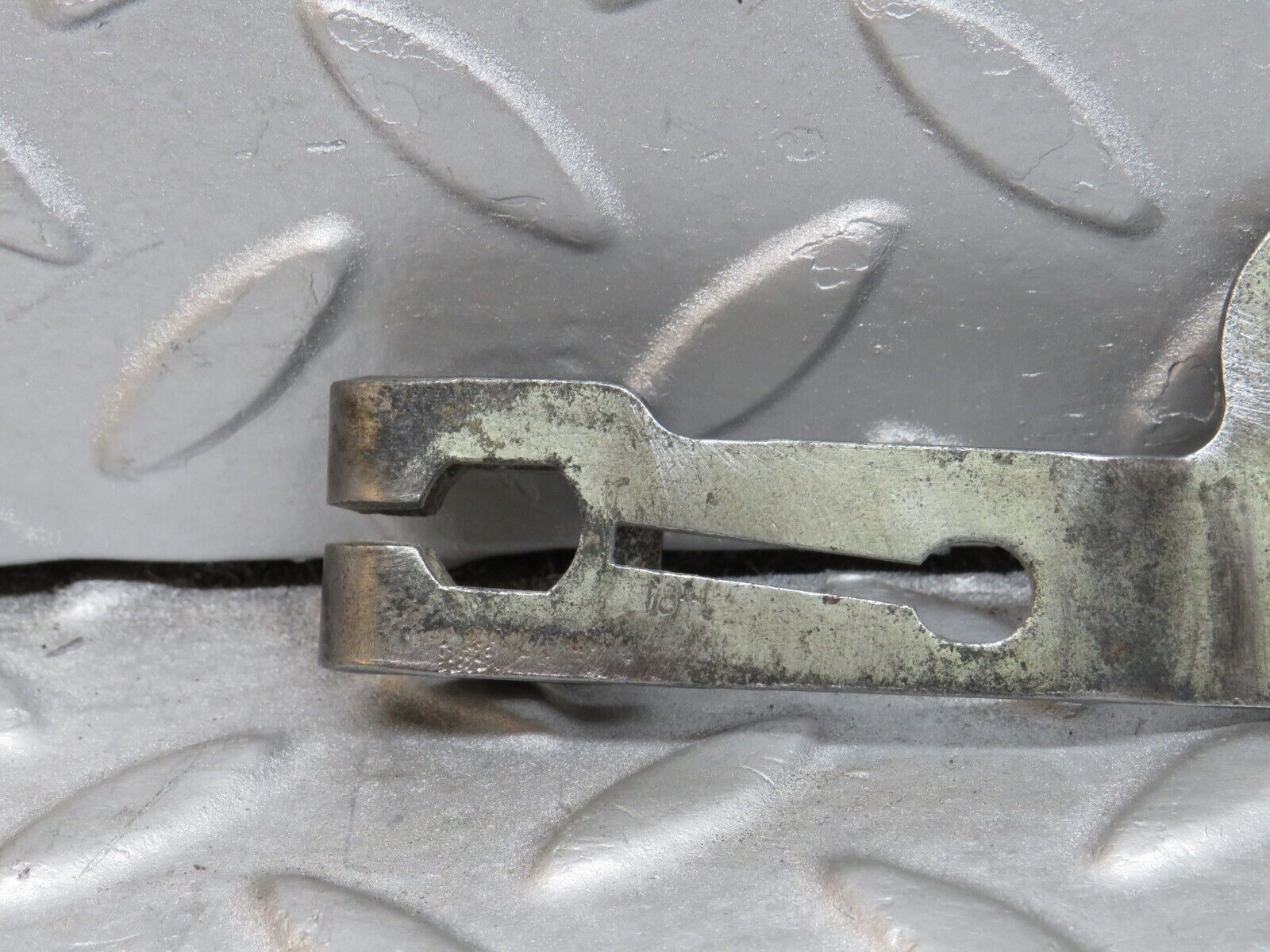 38113 Mercedes-Benz A124 320E Cabriolet Automatic Gearbox Linkage Bracket