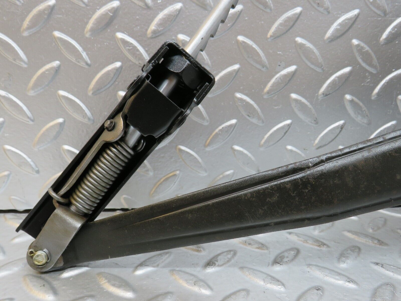 28390 Mercedes-Benz S123 240D Wagon Handbrake Regulator