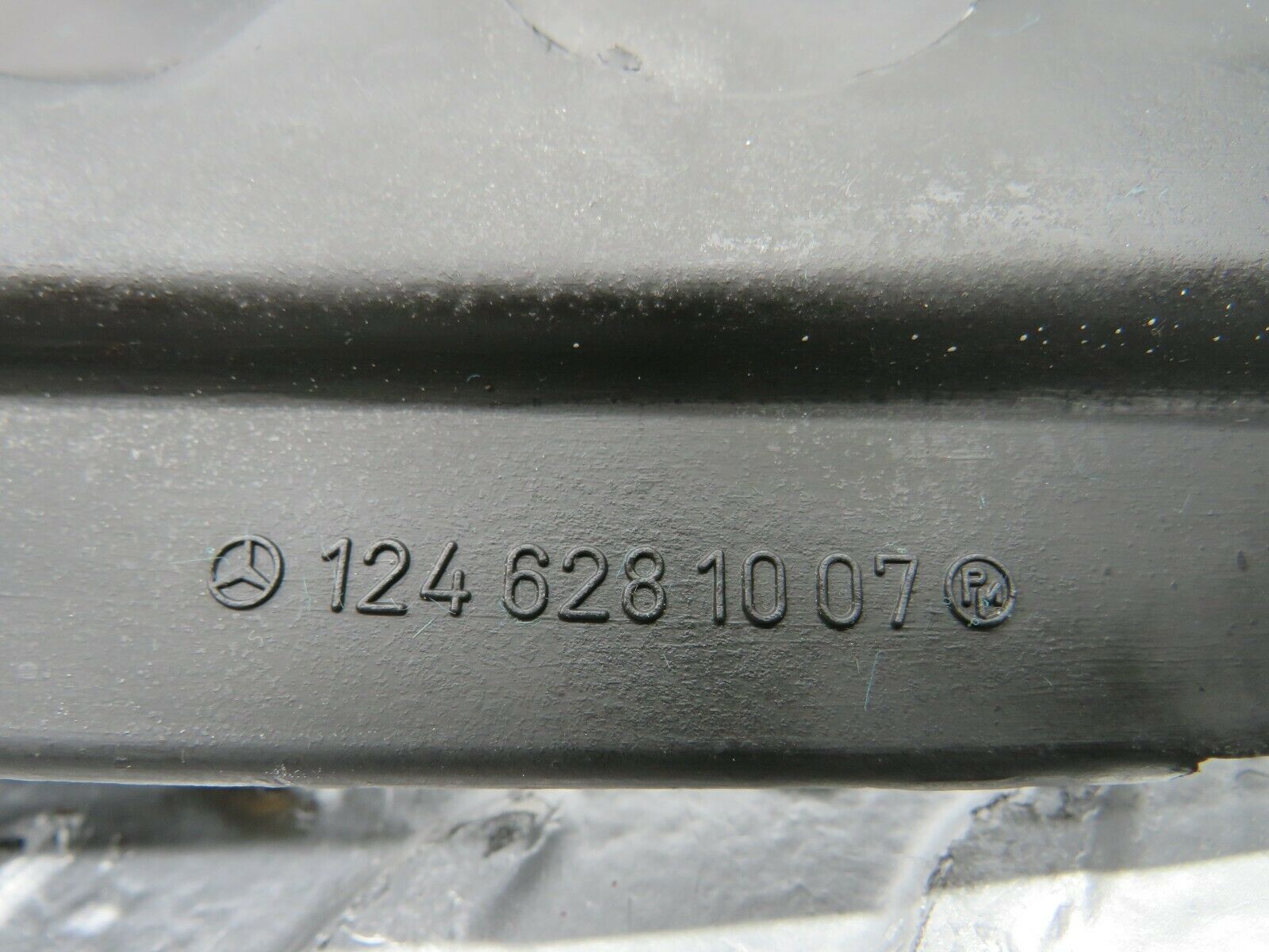 22578 Mercedes-Benz C124 E220 Covering Side Member Pair 1246280907 1246281007